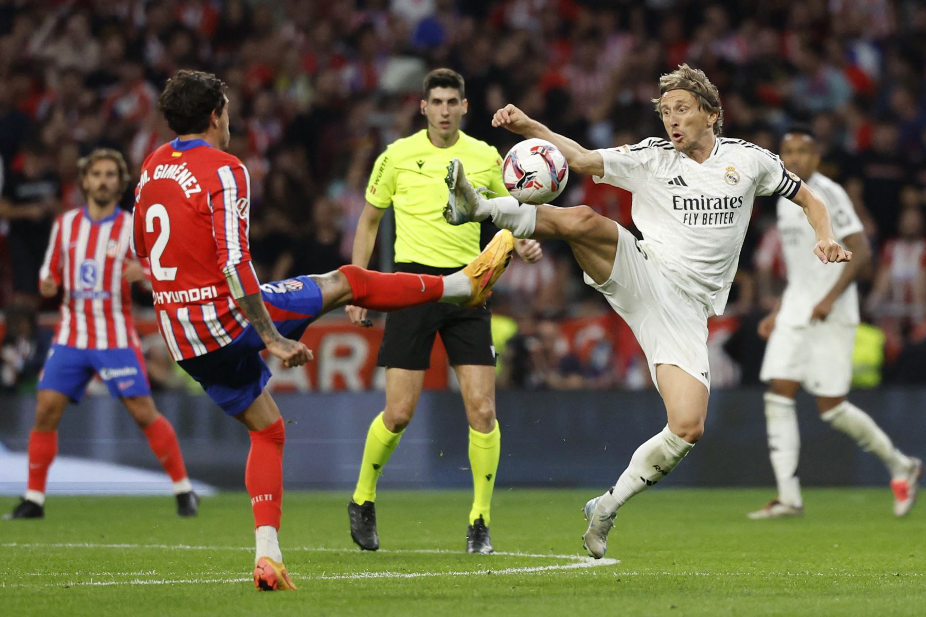 El centrocampista croata  del Real Madrid, Luka Modric, lucha por el balón con el defensor uruguayo  del Atlético de Madrid, José Giménez, durante el partido de fútbol de la liga española entre el Club Atlético de Madrid y el Real Madrid CF en el estadio Metropolitano de Madrid.
Foto: AFP