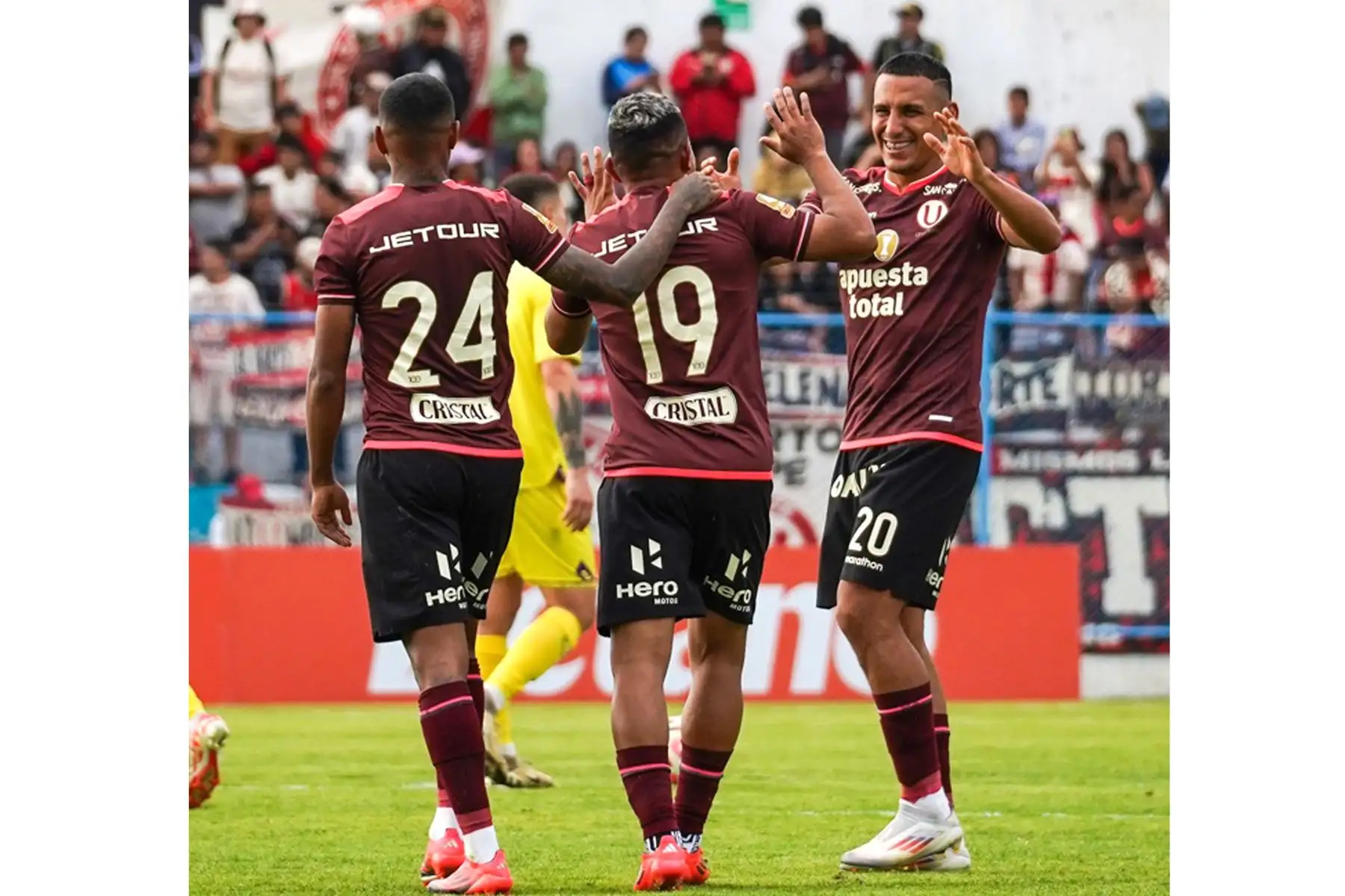 El jugador Edison Flores de Universitario de Deportes  celebra su gol anotado ante Comerciantes Unidos   por la fecha 13 del Torneo Clausura 2024 en Cajamarca.
Foto: Liga 1