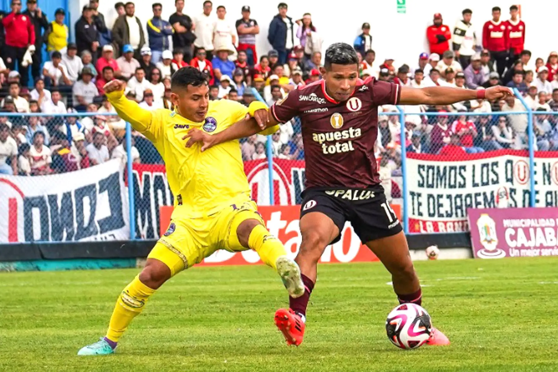 El jugador  Edison Flores  de Universitario de Deportes  disputa el balón ante el jugador de Comerciantes Unidos   por la fecha 13 del Torneo Clausura 2024 en Cajamarca.
Foto: Liga 1