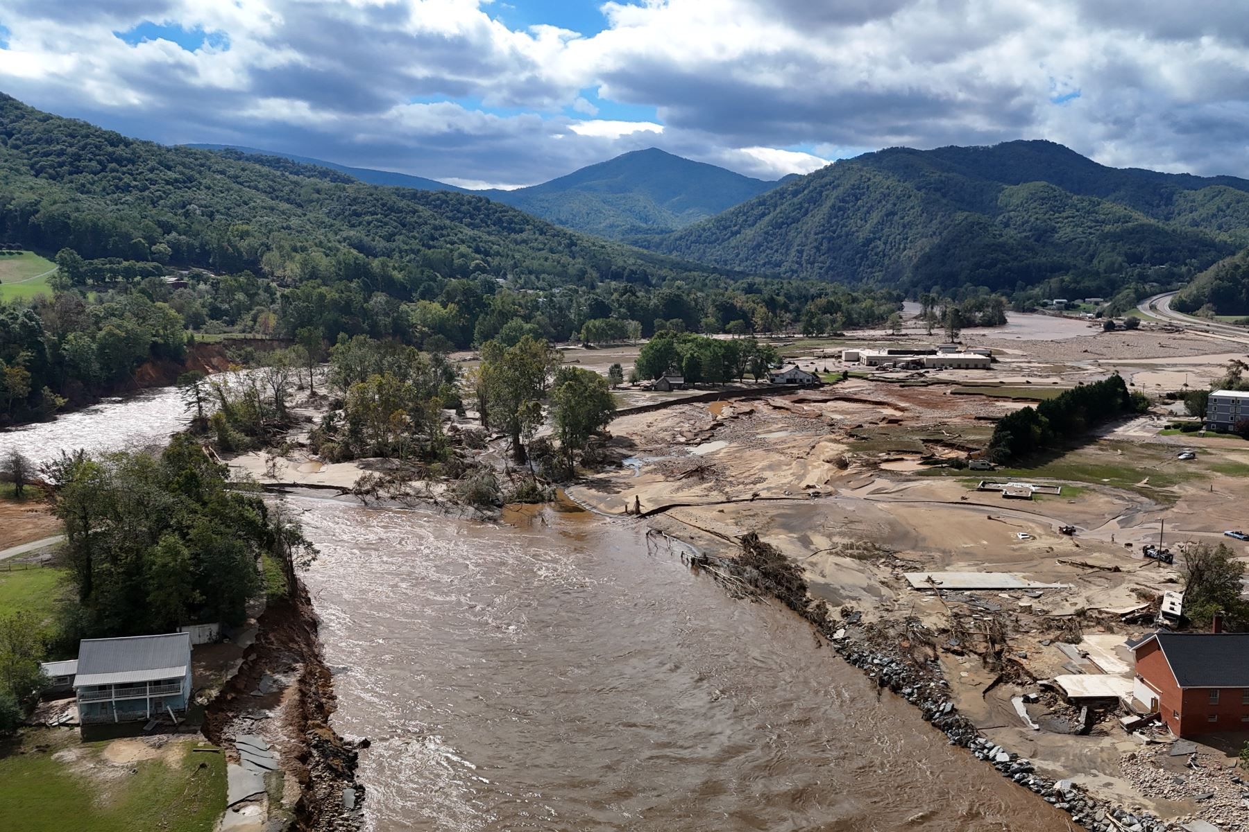 Inundaciones causadas por la tormenta que comenzó como huracán Helene y cubrió calles en Erwin, Tennessee, EE. UU.
Foto: EFE