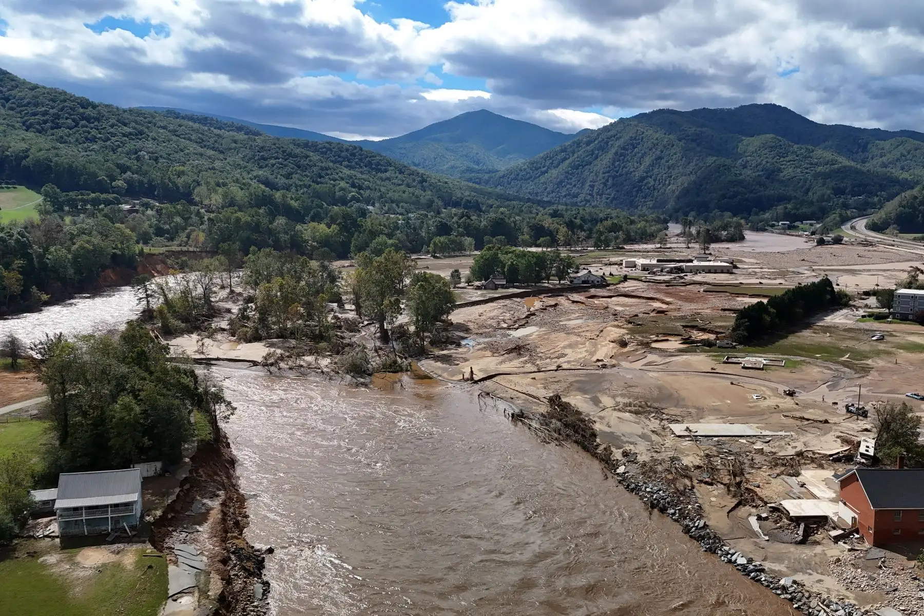 Inundaciones causadas por la tormenta que comenzó como huracán Helene y cubrió calles en Erwin, Tennessee, EE. UU.
Foto: EFE