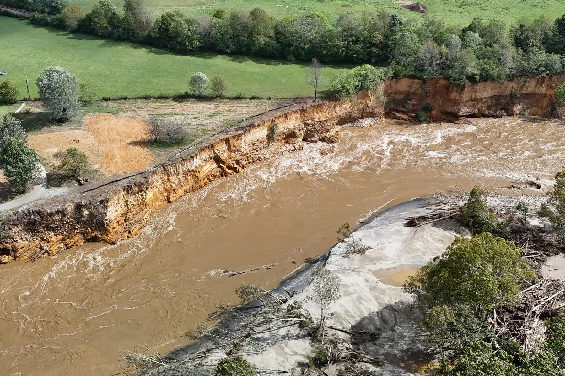 Inundaciones y daños causados ​​por la tormenta que comenzó como huracán Helene y cubrió las calles de Erwin, Tennessee, EE. UU.
Foto: EFE