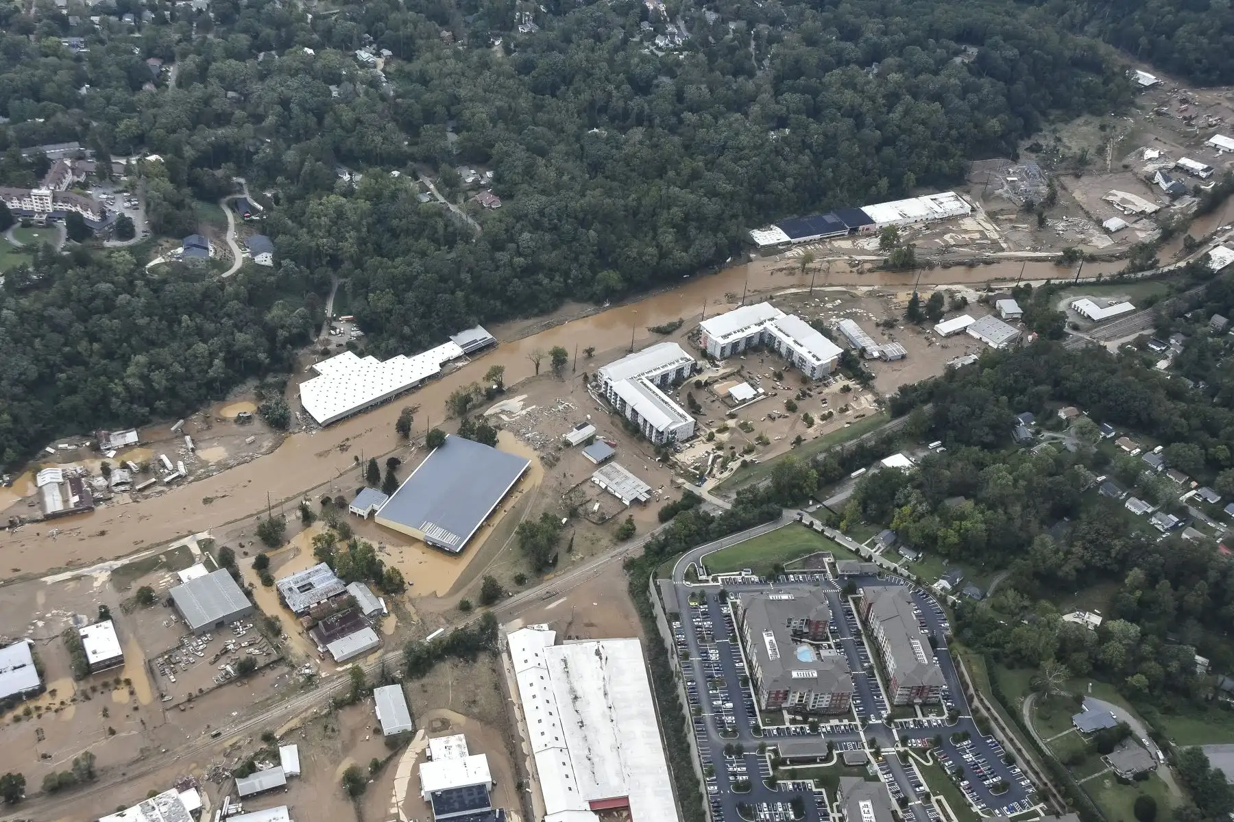 Fotografía proporcionada por la División de Aviación de Carolina del Norte que muestra los daños por inundaciones causados ​​por la tormenta que comenzó como el huracán Helene en Asheville, Carolina del Norte, EE.UU.
Foto: EFE