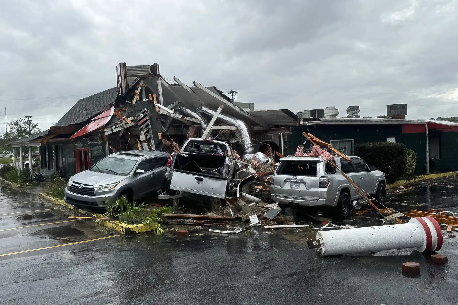 Fotografía proporcionada por la ciudad de Rocky Mountain, Carolina del Norte, que muestra los daños causados ​​por la tormenta que comenzó como huracán Helene en Rocky Mountain, Carolina del Norte, EE. UU.
Foto:EFE