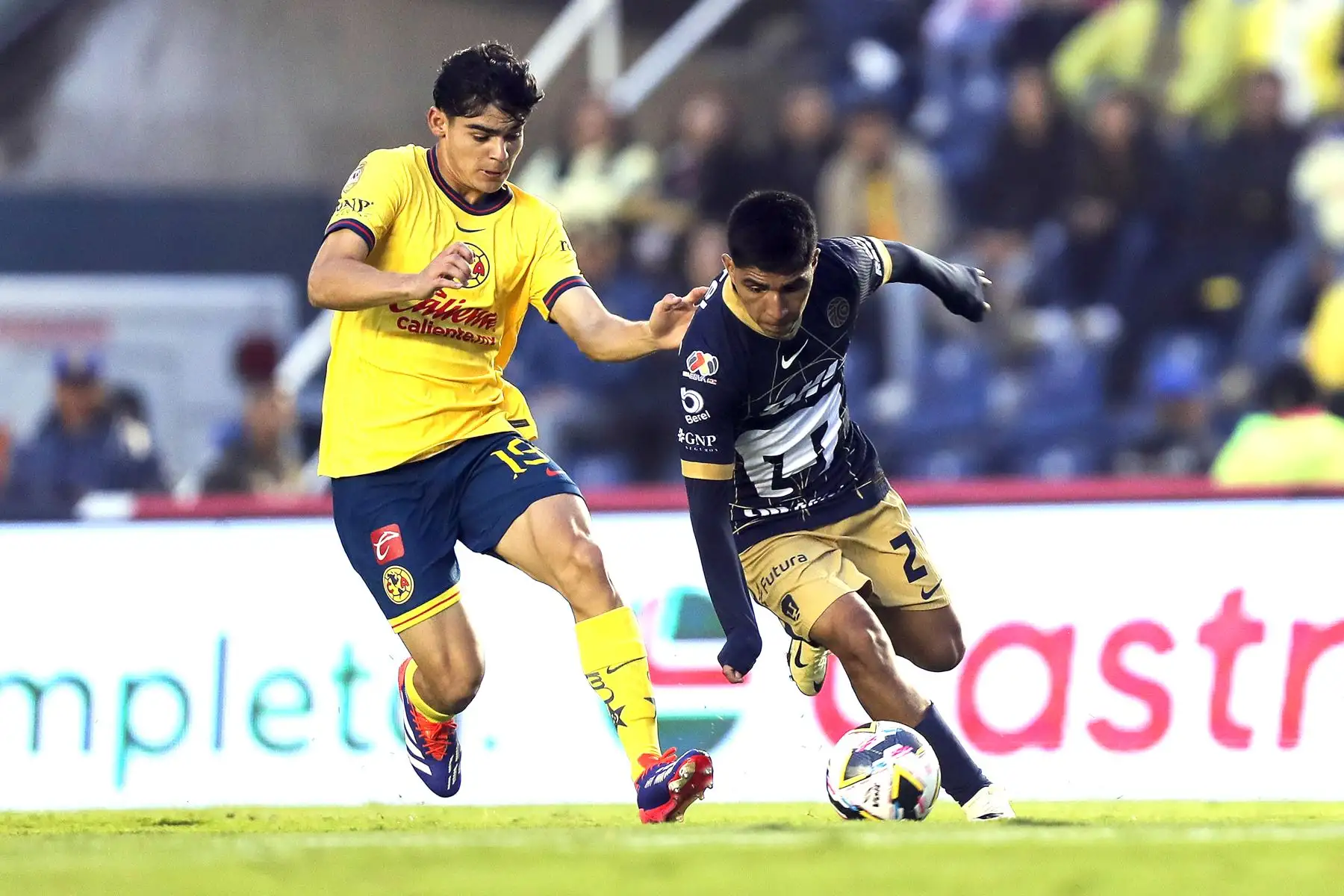 Dagoberto Espinoza  del América disputa un balón con Piero Quispe de Pumas , durante un partido por la jornada 10 del torneo Apertura 2024 de la Liga MX, entre América y Pumas, en el estadio Ciudad de los Deportes, en Ciudad de México.
Foto: EFE
