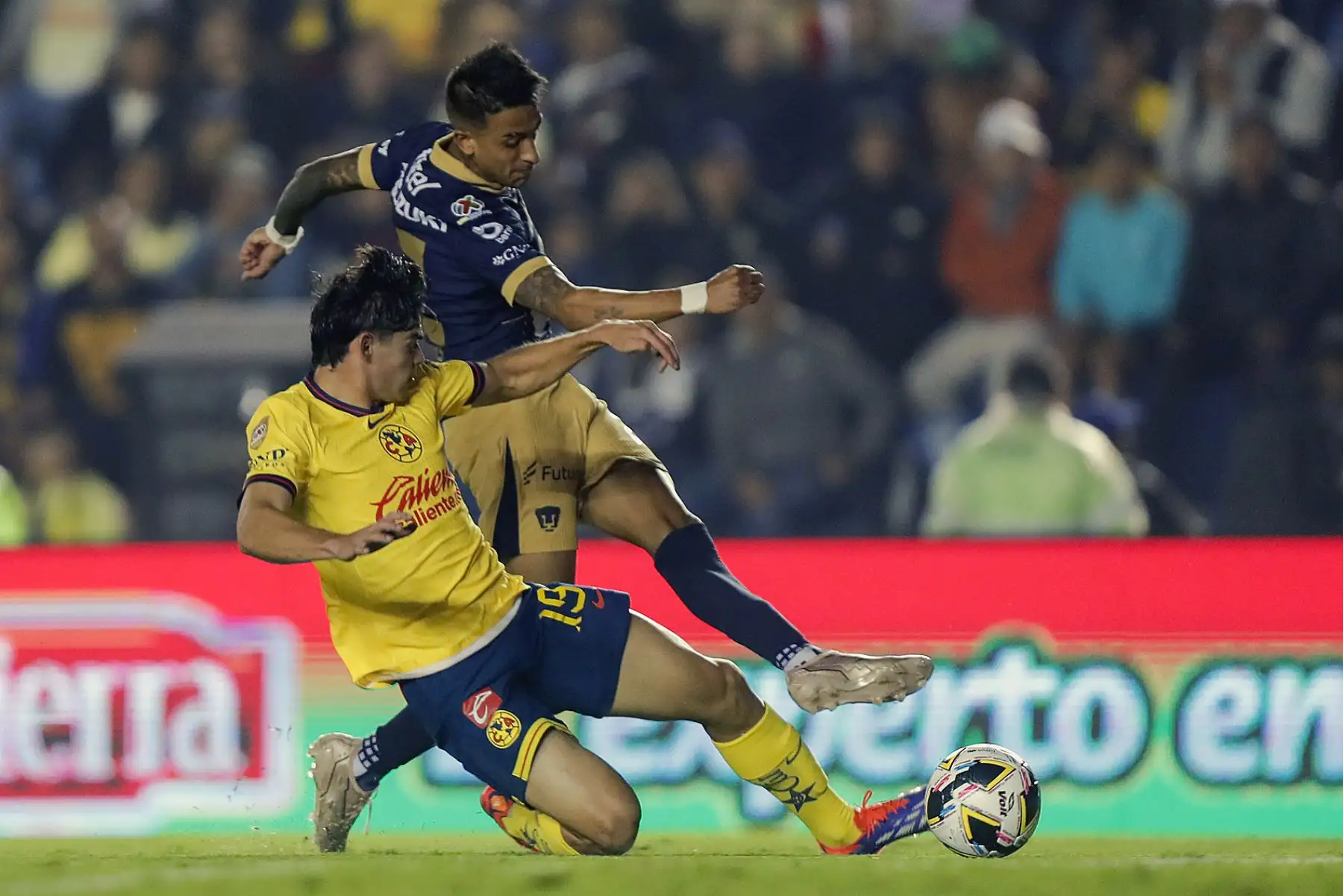 Dagoberto Espinoza  del América disputa un balón con Robert Ergas de Pumas este domingo, durante un partido por la jornada 10 del torneo Apertura 2024 de la Liga MX, entre América y Pumas, en el estadio Ciudad de los Deportes, en Ciudad de México .
Foto: AFP