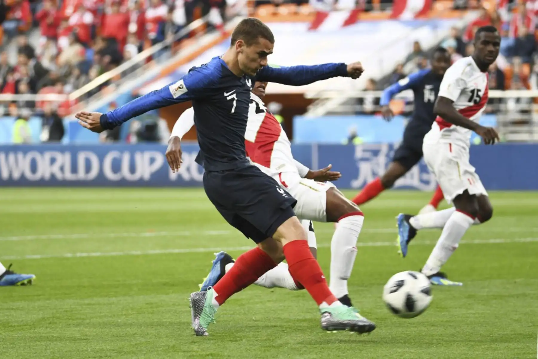El delantero francés Antoine Griezmann y el mediocampista peruano Pedro Aquino compiten por el balón durante el partido de fútbol del Grupo C de la Copa Mundial Rusia 2018 entre Francia y Perú en el Ekaterinburg Arena en Ekaterimburgo el 21 de junio de 2018. Foto: AFP