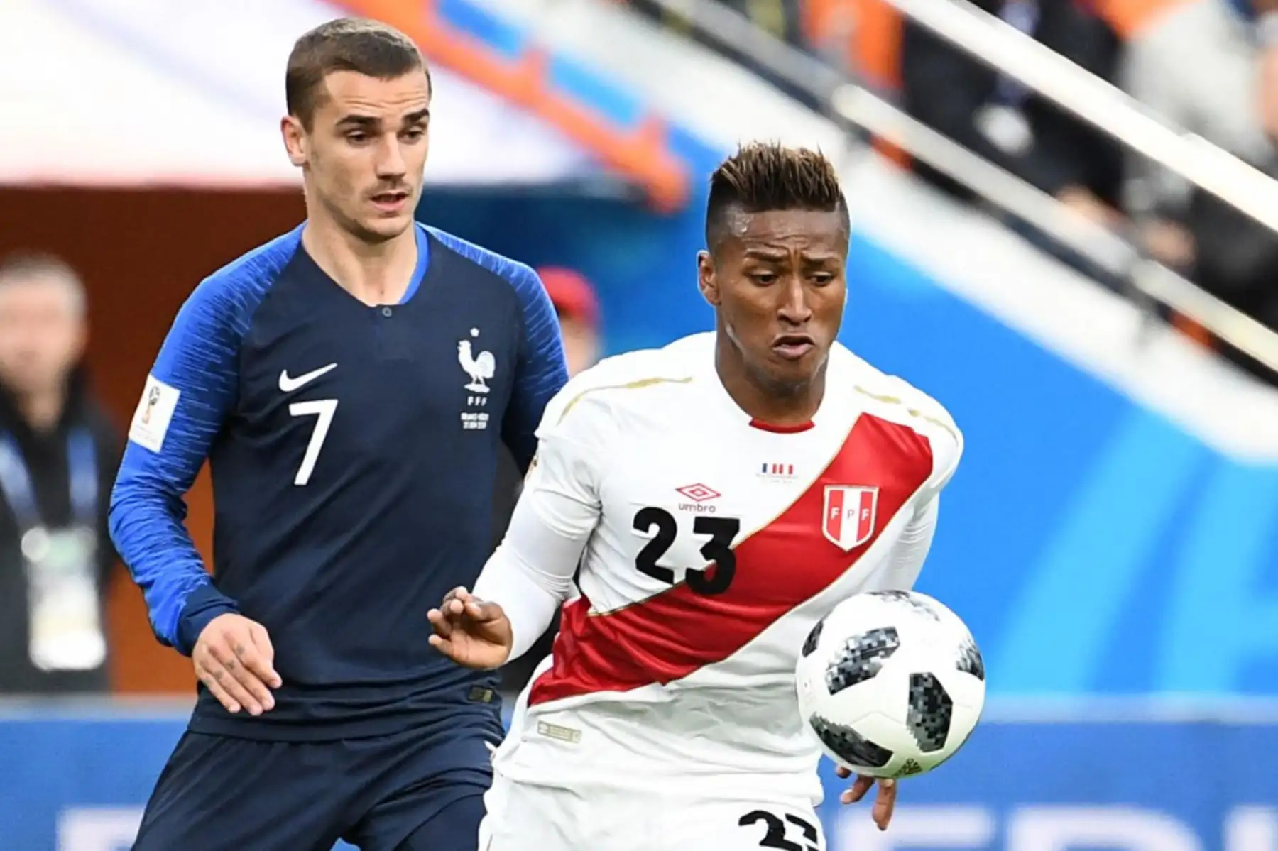 El delantero francés Antoine Griezmann y el mediocampista peruano Pedro Aquino compiten por el balón durante el partido de fútbol del Grupo C de la Copa Mundial Rusia 2018 entre Francia y Perú en el Ekaterinburg Arena en Ekaterimburgo el 21 de junio de 2018. Foto: AFP