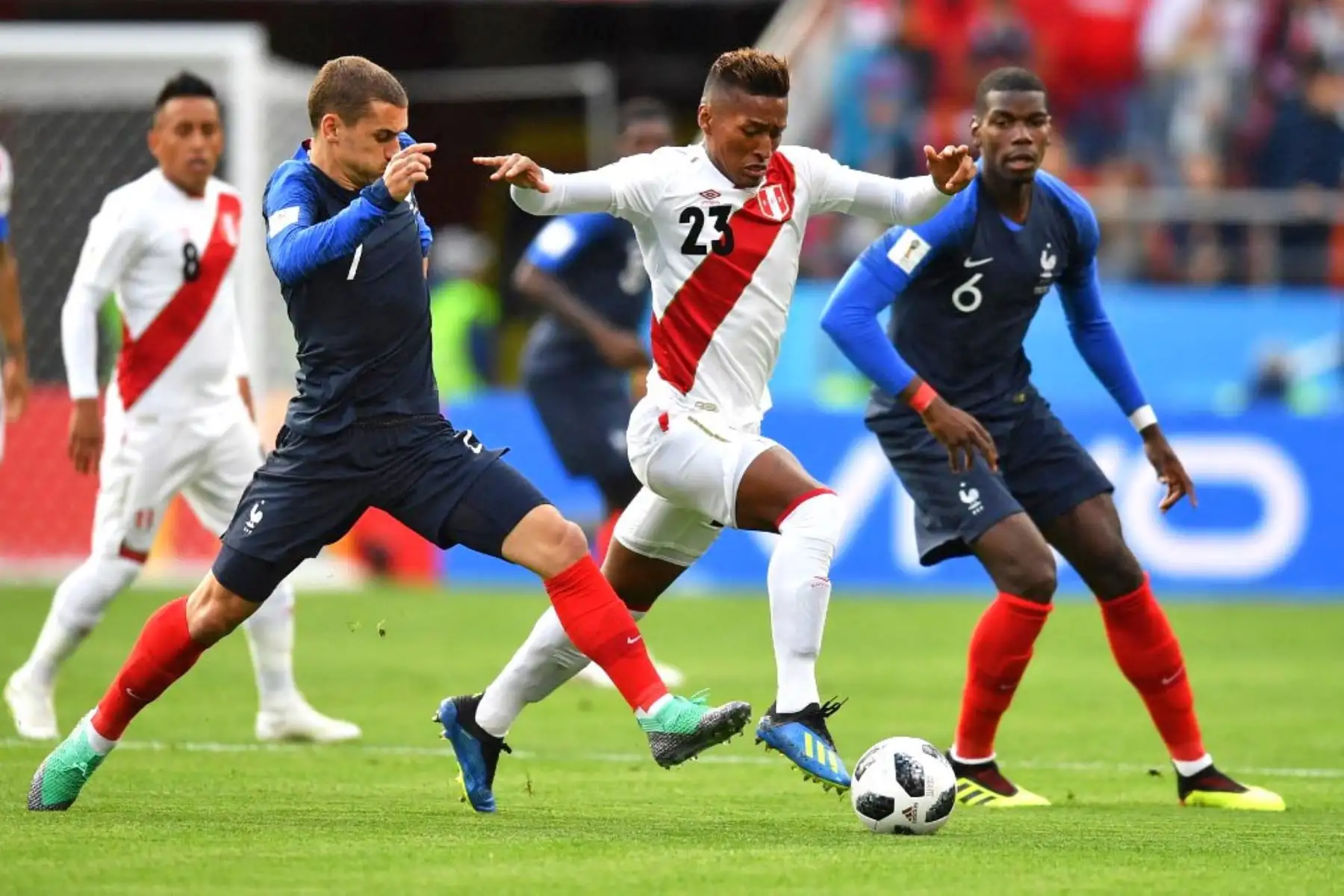 El delantero francés Antoine Griezmann y el mediocampista peruano Pedro Aquino compiten por el balón durante el partido de fútbol del Grupo C de la Copa Mundial Rusia 2018 entre Francia y Perú en el Ekaterinburg Arena en Ekaterimburgo el 21 de junio de 2018. Foto: AFP