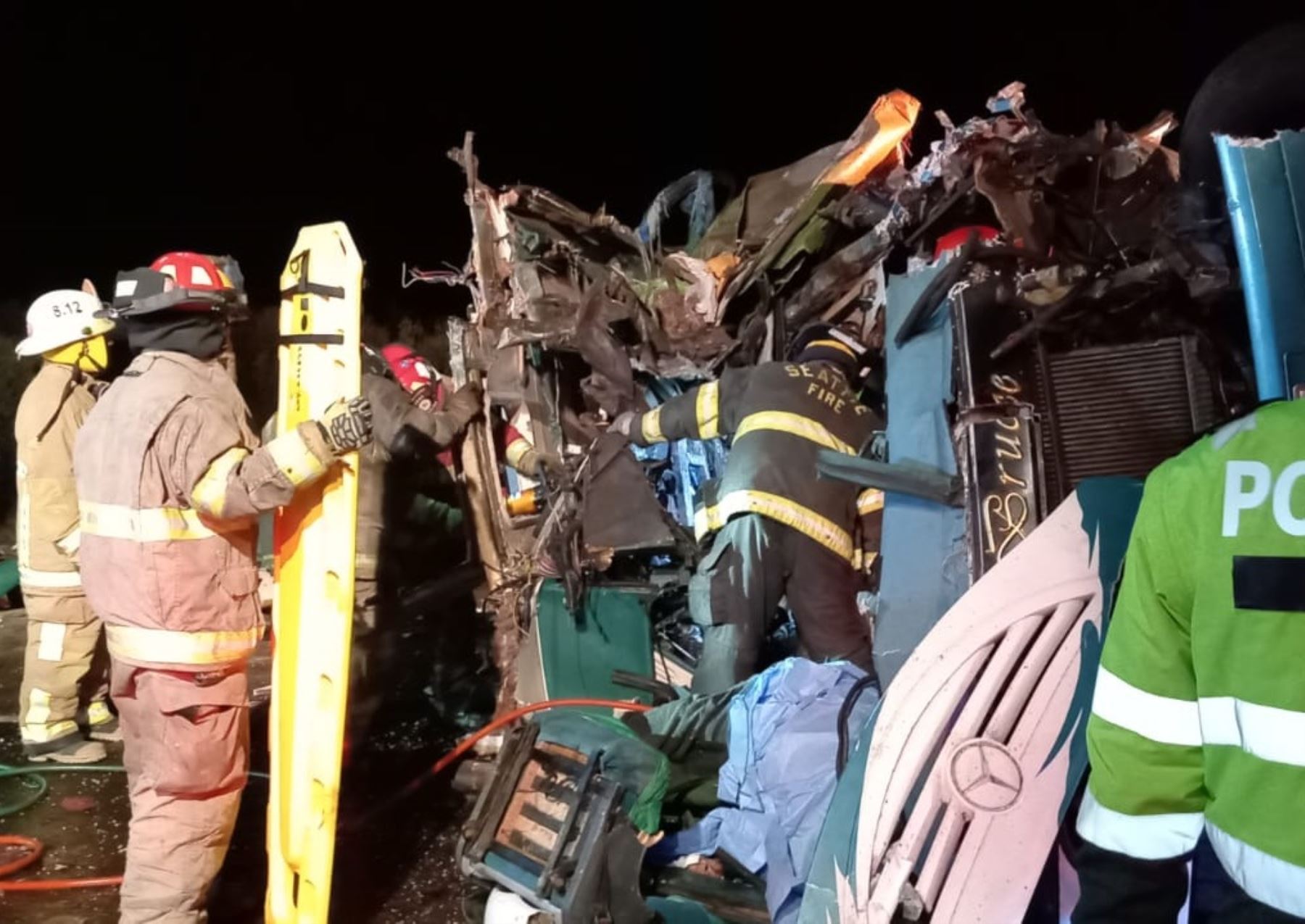 Varias unidades de bomberos y de la Policía Nacional acudieron a la zona donde ocurrió el triple choque registrado en Tacna.