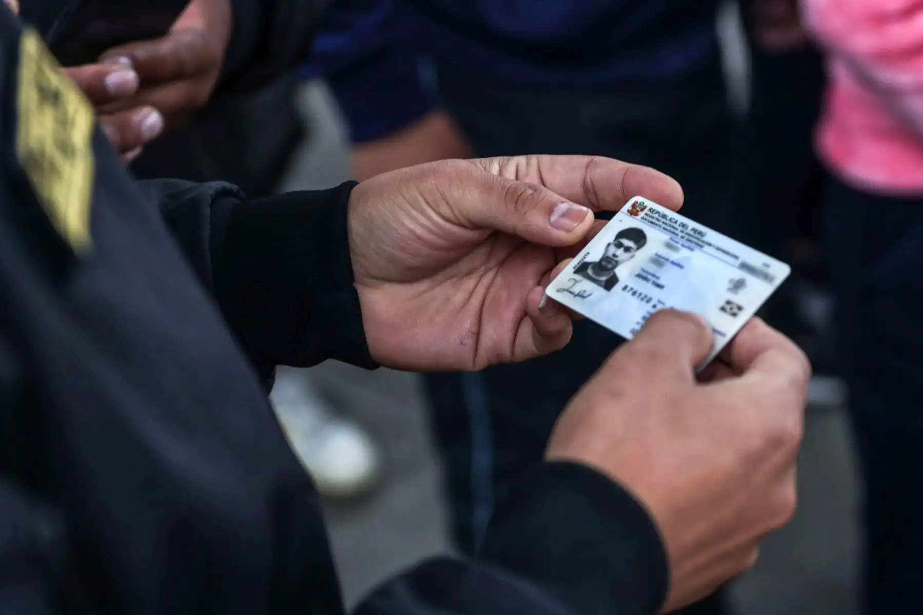 Efectivos de la Policía Nacional del Perú ejecutan el Operativo “Génesis” para identificar personas con posibles requisitorias en la Estación Bayóvar de la Línea 1 del Metro de Lima, en el distrito de San Juan de Lurigancho. Foto: ANDINA/ Connie Calderon