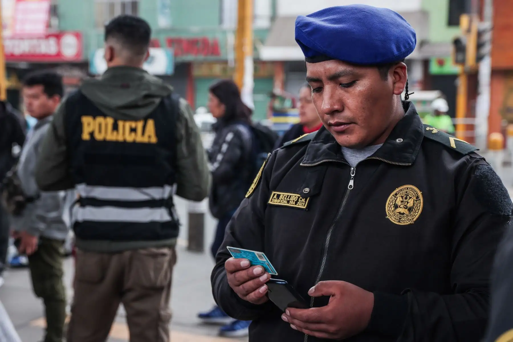 Efectivos de la Policía Nacional del Perú ejecutan el Operativo “Génesis” para identificar personas con posibles requisitorias en la Estación Bayóvar de la Línea 1 del Metro de Lima, en el distrito de San Juan de Lurigancho. Foto: ANDINA/ Connie Calderon