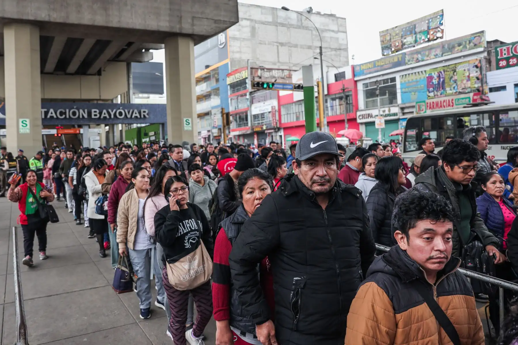 Efectivos de la Policía Nacional del Perú ejecutan el Operativo “Génesis” para identificar personas con posibles requisitorias en la Estación Bayóvar de la Línea 1 del Metro de Lima, en el distrito de San Juan de Lurigancho. Foto: ANDINA/ Connie Calderon