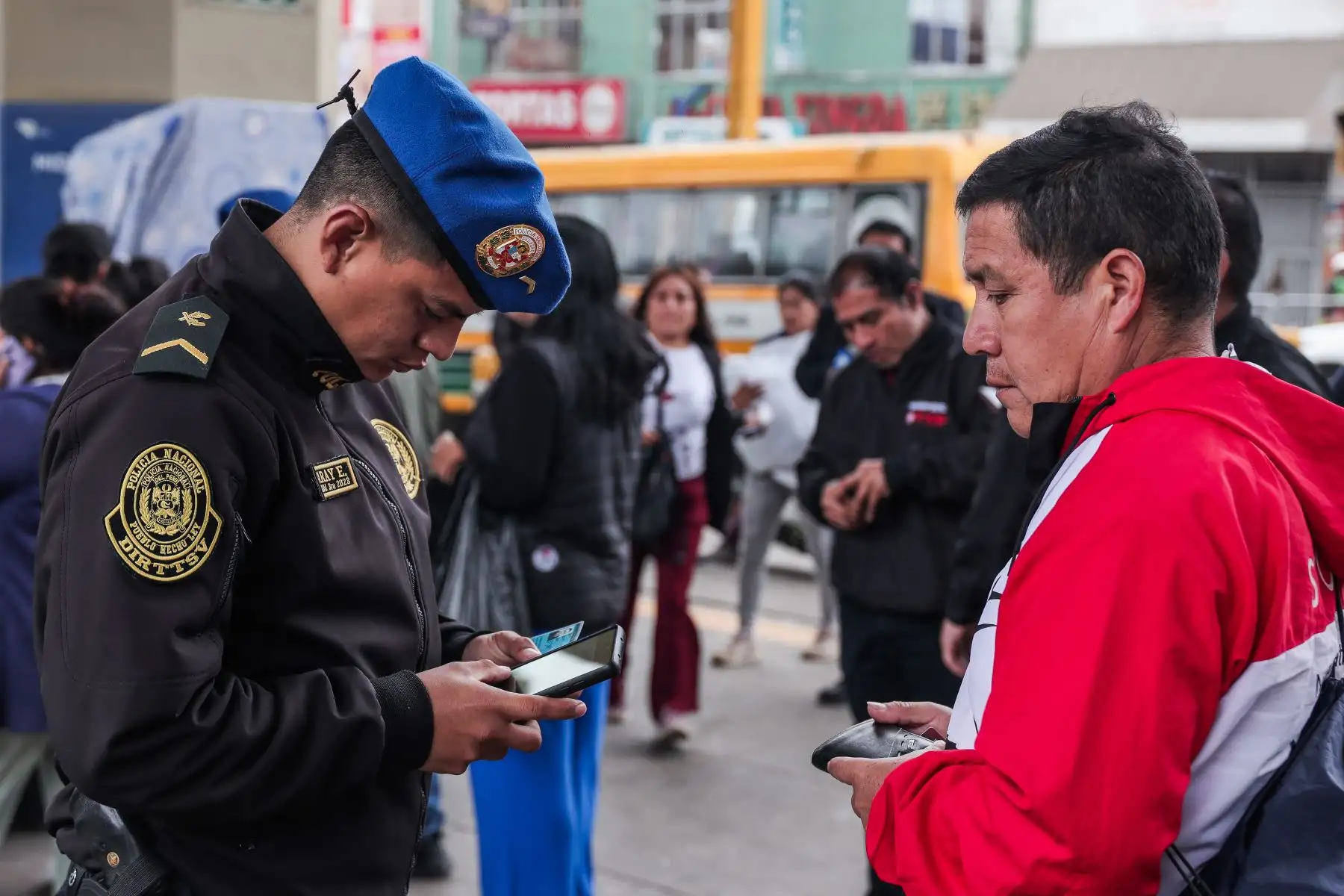 Efectivos de la Policía Nacional del Perú ejecutan el Operativo “Génesis” para identificar personas con posibles requisitorias en la Estación Bayóvar de la Línea 1 del Metro de Lima, en el distrito de San Juan de Lurigancho. Foto: ANDINA/ Connie Calderon