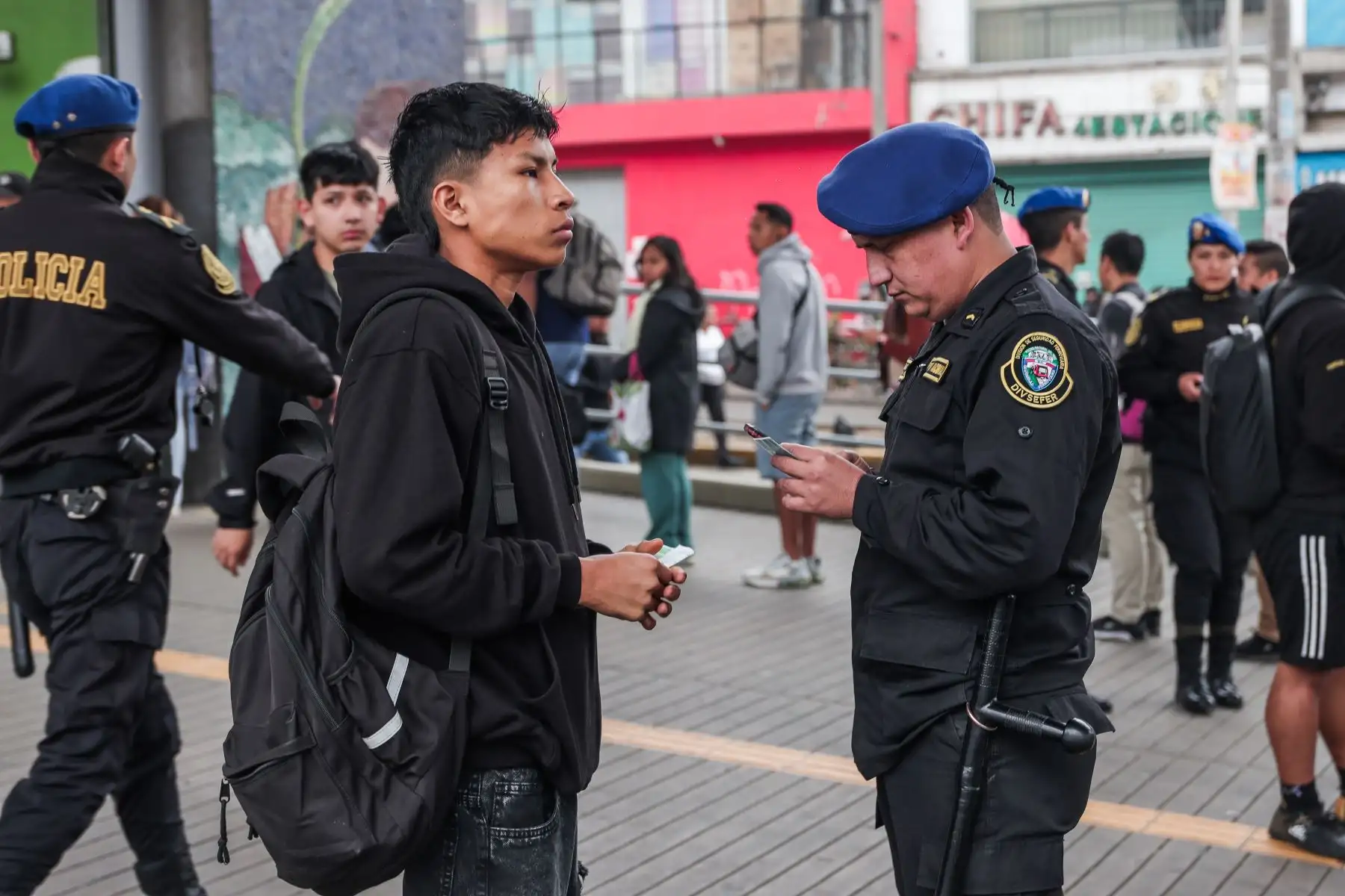 Efectivos de la Policía Nacional del Perú ejecutan el Operativo “Génesis” para identificar personas con posibles requisitorias en la Estación Bayóvar de la Línea 1 del Metro de Lima, en el distrito de San Juan de Lurigancho. Foto: ANDINA/ Connie Calderon