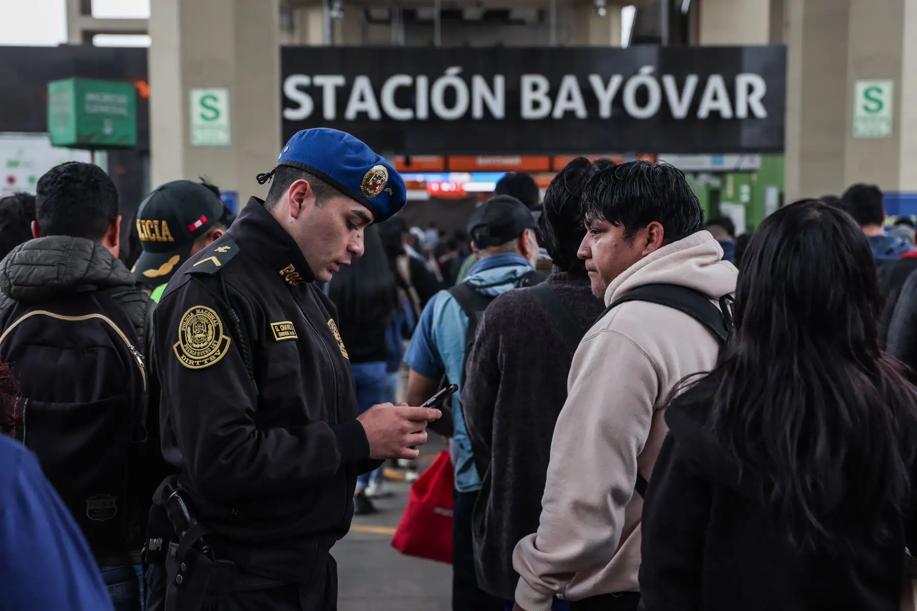 Efectivos de la Policía Nacional del Perú ejecutan el Operativo “Génesis” para identificar personas con posibles requisitorias en la Estación Bayóvar de la Línea 1 del Metro de Lima, en el distrito de San Juan de Lurigancho. Foto: ANDINA/ Connie Calderon