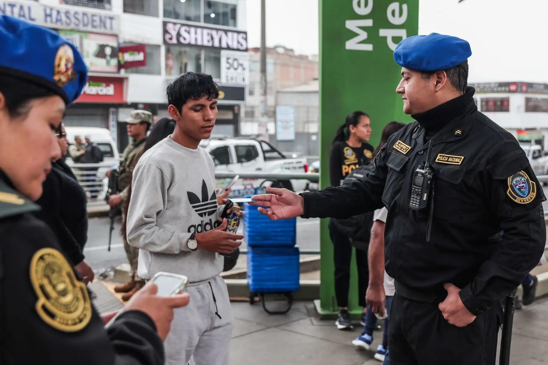 Efectivos de la Policía Nacional del Perú ejecutan el Operativo “Génesis” para identificar personas con posibles requisitorias en la Estación Bayóvar de la Línea 1 del Metro de Lima, en el distrito de San Juan de Lurigancho. Foto: ANDINA/ Connie Calderon