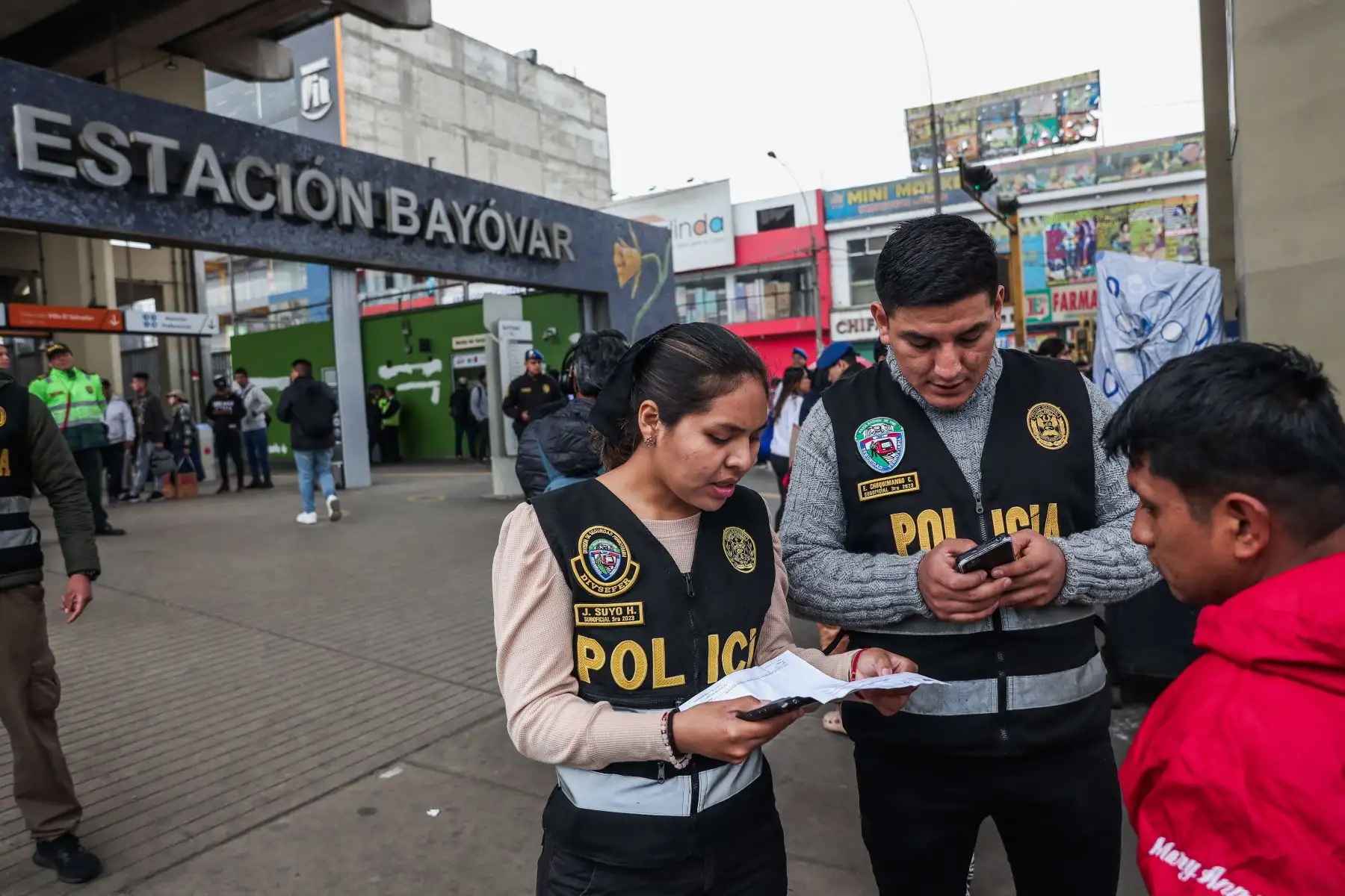 Efectivos de la Policía Nacional del Perú ejecutan el Operativo “Génesis” para identificar personas con posibles requisitorias en la Estación Bayóvar de la Línea 1 del Metro de Lima, en el distrito de San Juan de Lurigancho. Foto: ANDINA/ Connie Calderon