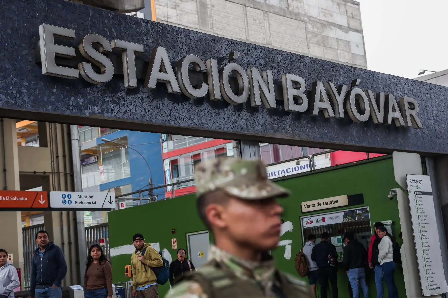 Efectivos de la Policía Nacional del Perú ejecutan el Operativo “Génesis” para identificar personas con posibles requisitorias en la Estación Bayóvar de la Línea 1 del Metro de Lima, en el distrito de San Juan de Lurigancho. Foto: ANDINA/ Connie Calderon