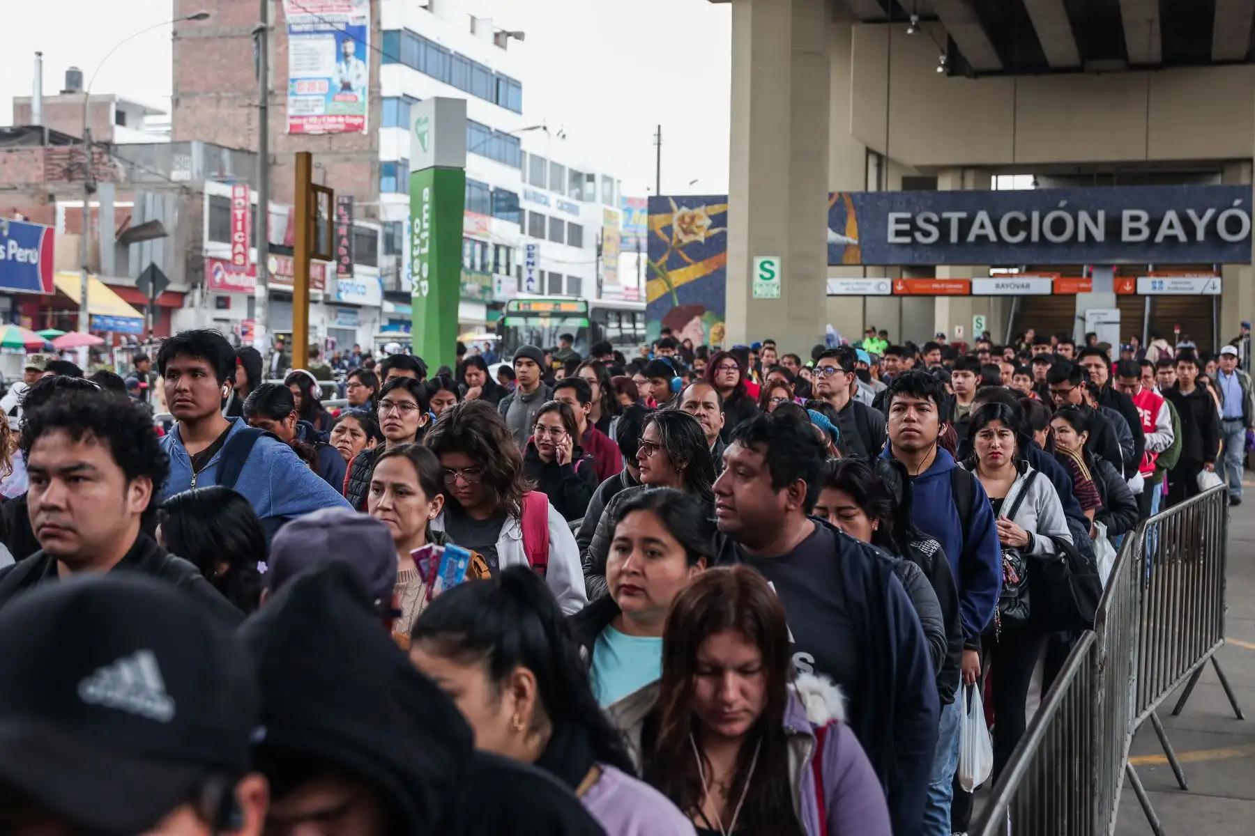 Efectivos de la Policía Nacional del Perú ejecutan el Operativo “Génesis” para identificar personas con posibles requisitorias en la Estación Bayóvar de la Línea 1 del Metro de Lima, en el distrito de San Juan de Lurigancho. Foto: ANDINA/ Connie Calderon
