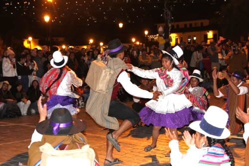 Comparsas de diversas instituciones de Cusco participaron del Corso por el Turismo en el centro histórico de la ciudad imperial por el Mes del Turismo en Cusco y el Día Mundial del Turismo. ANDINA/Percy Hurtado Santillán