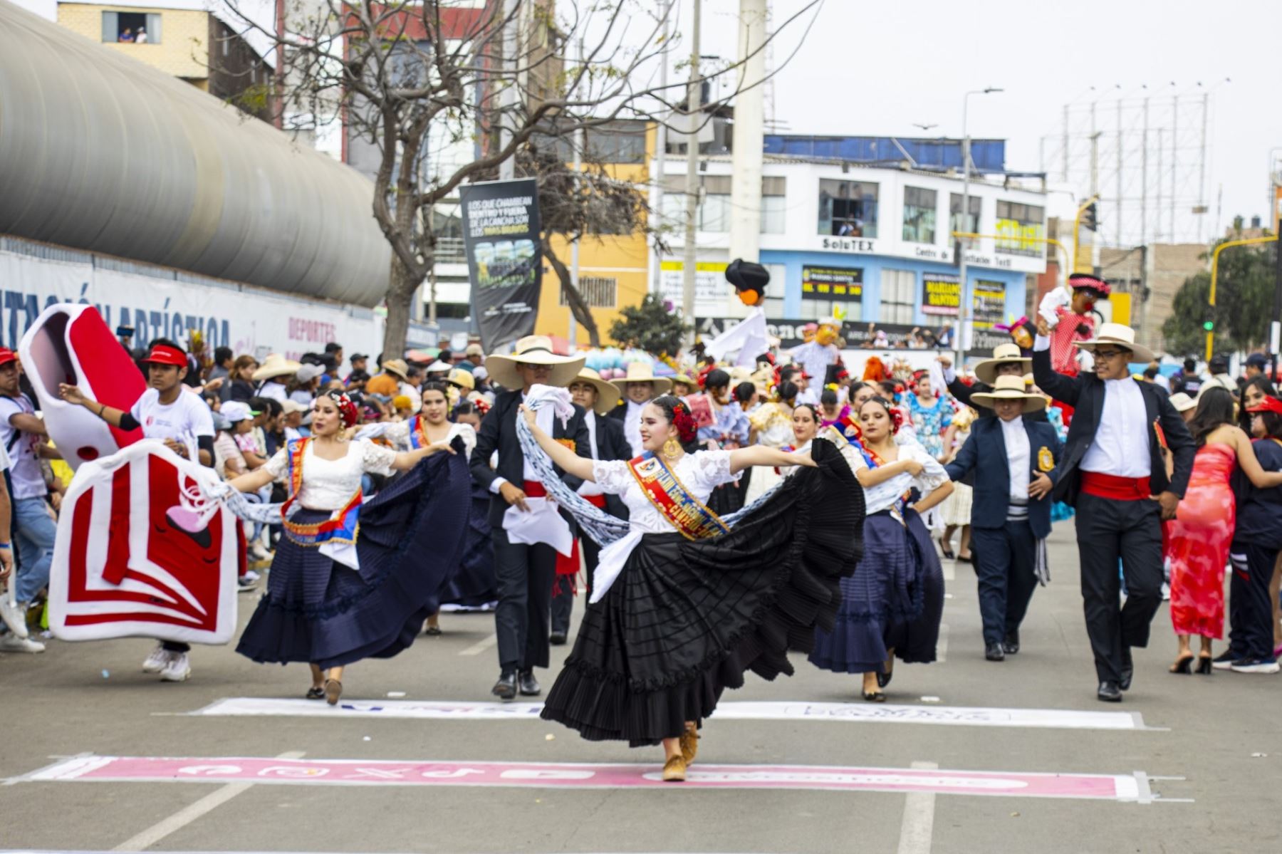 Así se vivió en Trujillo el desfile de carros alegóricos de Gran Corso 2024 por el Festival Internacional de Primavera que puso fin a las actividades a esa tradicional festividad. Foto: Luis Puell