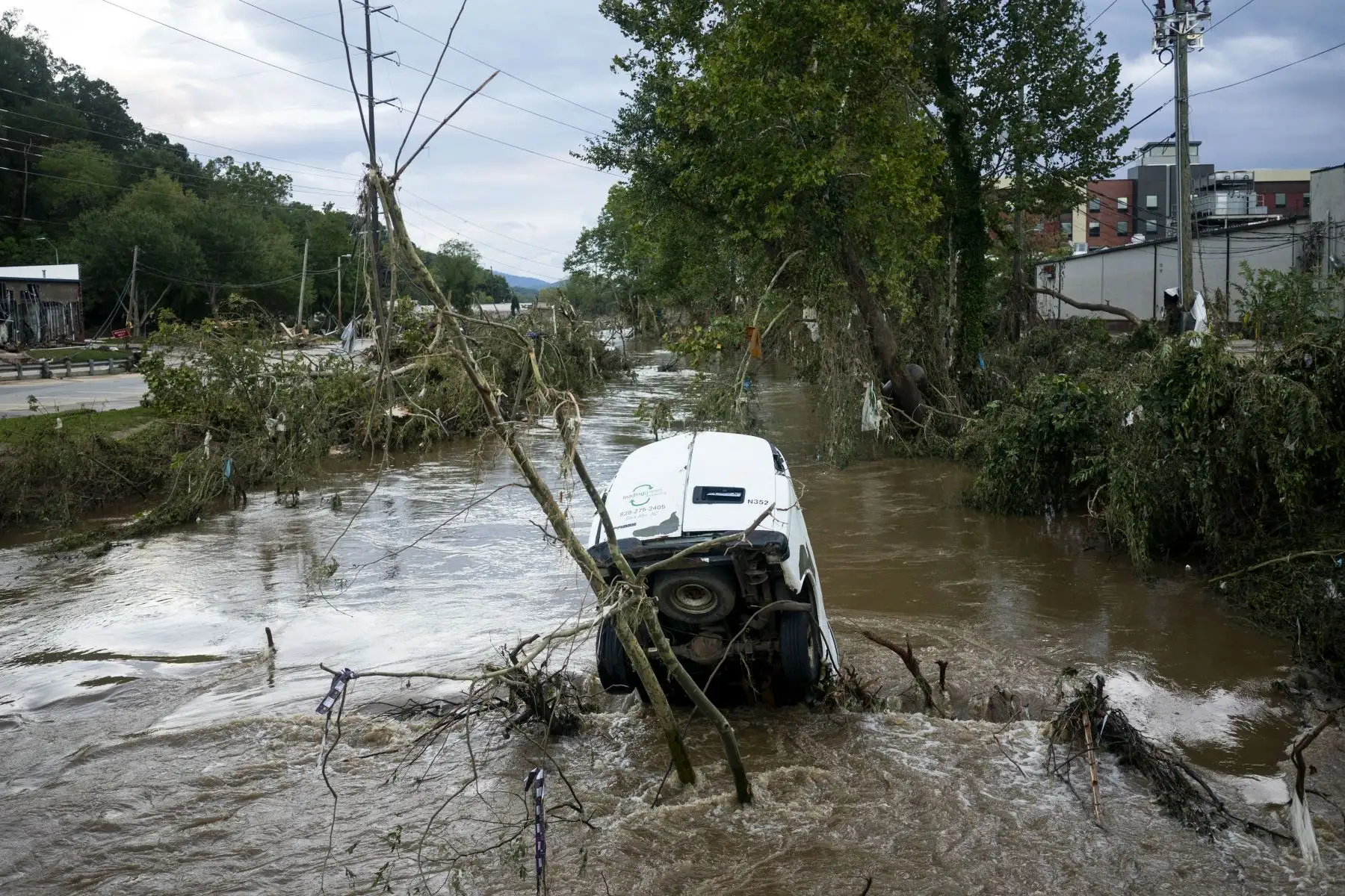 Helene, que ya figura entre los huracanes más mortales de los últimos 50 años, ha seguido una camino de destrucción de unos 800 kilómetros (500 millas) tras tocar tierra en el Big Bend, región de Florida, que registró inundaciones históricas, y desde donde continuó para dejar una estela de devastación que alcanzó a la zona montañosa de Carolina del Norte. Foto: AFP