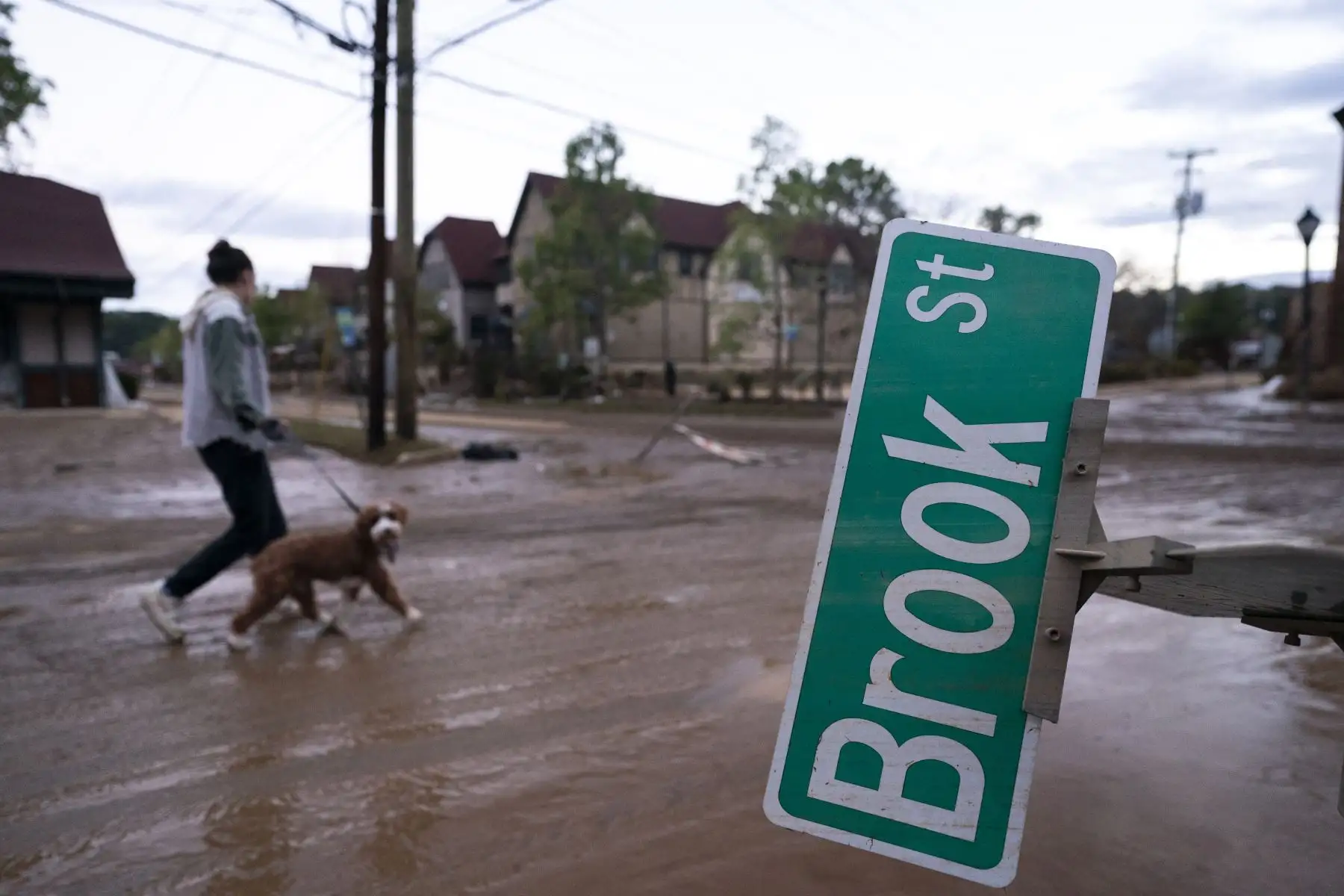 Este mismo lunes, Quentin Miller, alguacil del condado de Buncombe, en Carolina del Norte, donde se asienta la golpeada localidad de Asheville, dio a conocer que los decesos en esa demarcación ascienden a 35 personas, incluido un oficial de su dependencia. Foto: AFP