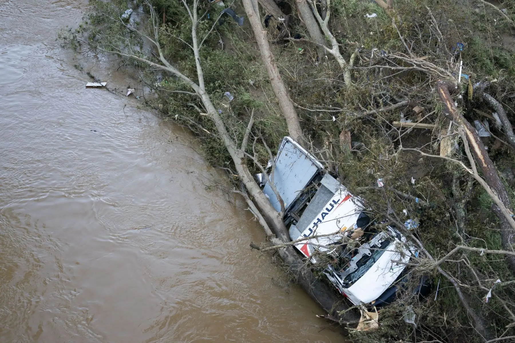 El mandatario estadounidense, que ha mantenido conversaciones con los gobernadores de esos estados y adelantó que espera poder visitar el área afectada hacia fines de esta semana, calificó a Helene de "una tormenta que hace historia". Foto: AFP