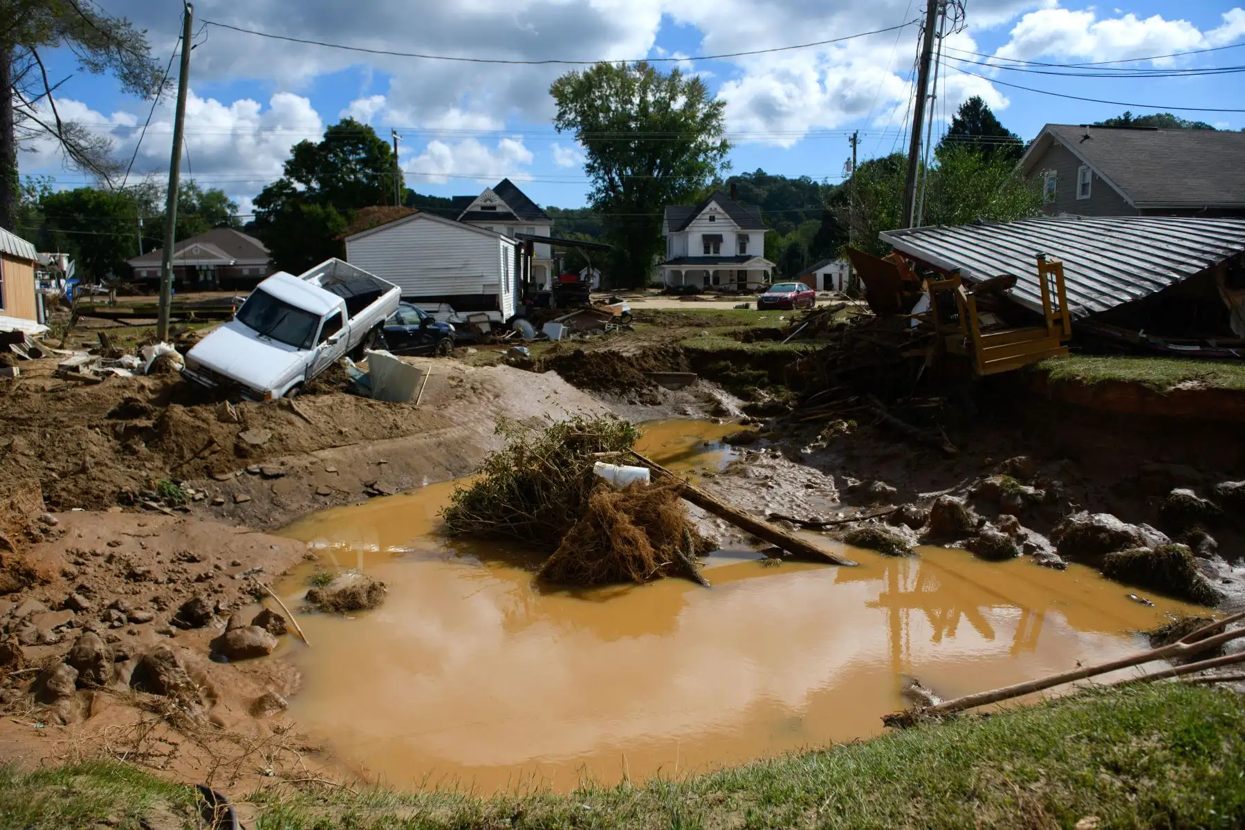 El huracán Helene se cobró la vida de al menos 115 personas en seis estados del sureste de EE.UU., además de ciudades en ruinas, carreteras inundadas y millones de personas sin electricidad. Los socorristas bregan por encontrar a centenares de desaparecidos en zonas de difícil acceso, como una localidad completamente aislada en Carolina del Norte, y también en Tennessee, donde hubo latinos que no pudieron evacuar de una fábrica. Foto: AFP