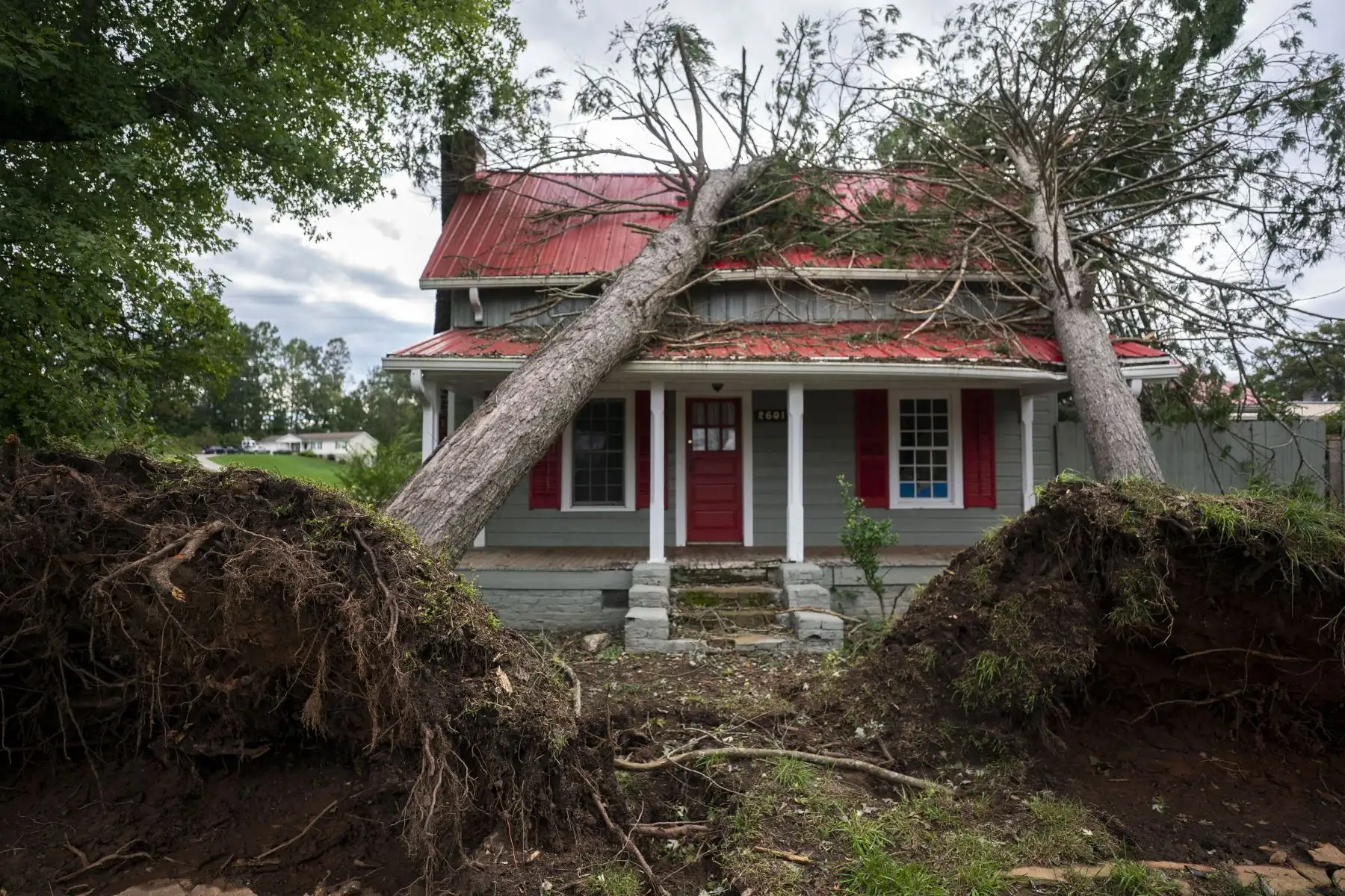 En Carolina del Norte, el estado más afectado, el saldo se eleva a 39 muertos. Además, al menos 25 personas murieron en Carolina del Sur, 17 en Georgia, 14 en Florida, 4 en Tennessee y una en Virginia. Foto: AFP
