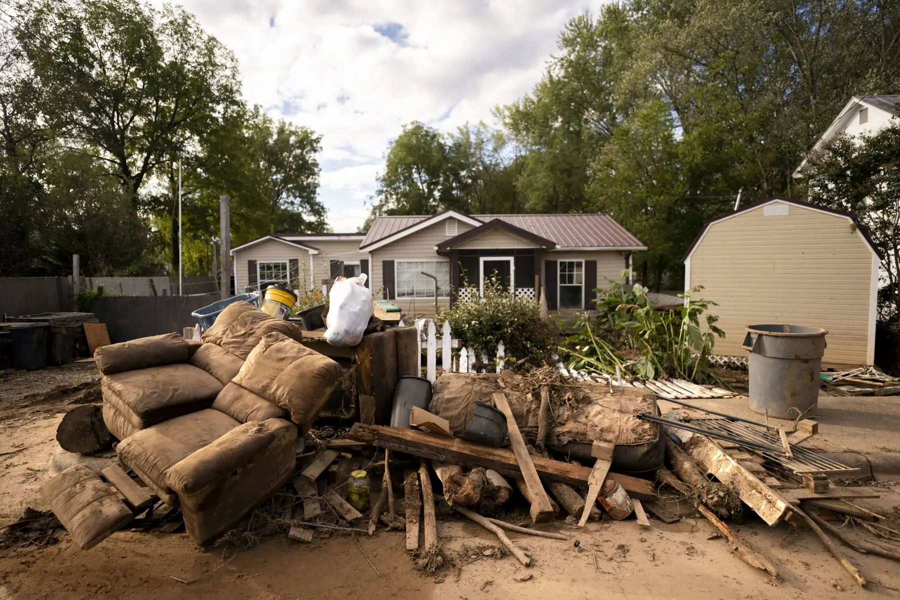 Helene tocó tierra el jueves por la tarde cerca de Tallahassee, capital de Florida, como un huracán de categoría 4 en una escala de 5 con vientos de 225 km/h. Posteriormente se degradó a ciclón postropical, pero causó graves inundaciones, el cierre de cientos de caminos y el colapso de puentes. Foto: AFP
