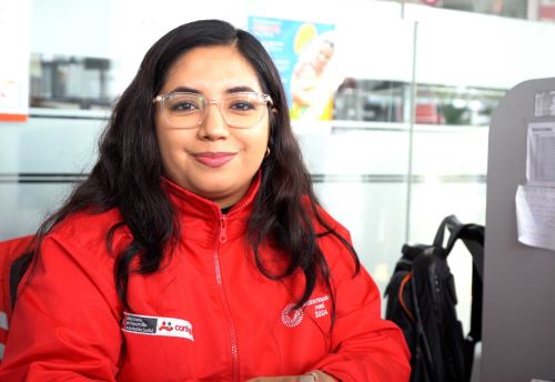 Scarlett Porturas Fernández en la primera intérprete de Lengua de Señas Peruana que brinda atención al ciudadano en el Programa Nacional Contigo del Midis. ANDINA/ Midis.