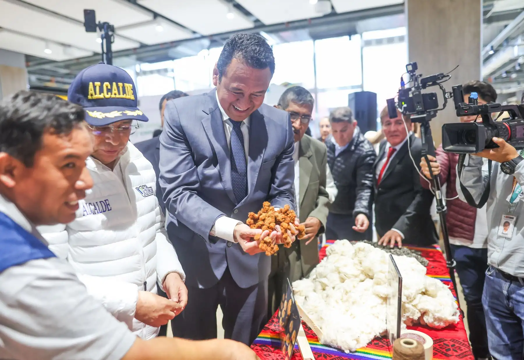 En tanto, el MIDAGRI, a través de los diversos programas y proyectos, fortalecerá a los pequeños productores, mediante el uso de semillas mejoradas, innovación tecnológica, planes de negocio, sanidad agraria, asistencia técnica, financiamiento, acceso a mercados, entre otros servicios. Foto: ANDINA/Difusión
