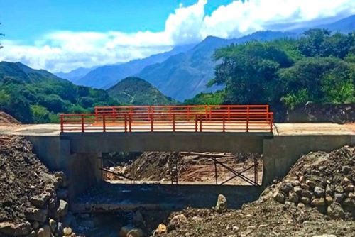 Miles de pobladores de las regiones Huánuco y La Libertad recibieron con alegría la culminación de la construcción de los puentes Bajo Pucayuco y El Antojo cuyas obras estuvieron a cargo del MTC