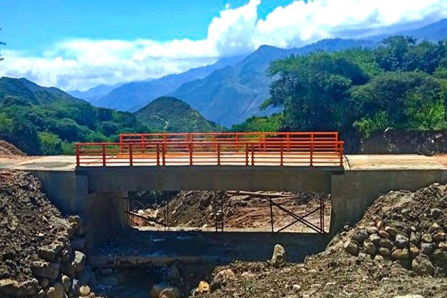 Miles de pobladores de las regiones Huánuco y La Libertad recibieron con alegría la culminación de la construcción de los puentes Bajo Pucayuco y El Antojo cuyas obras estuvieron a cargo del MTC