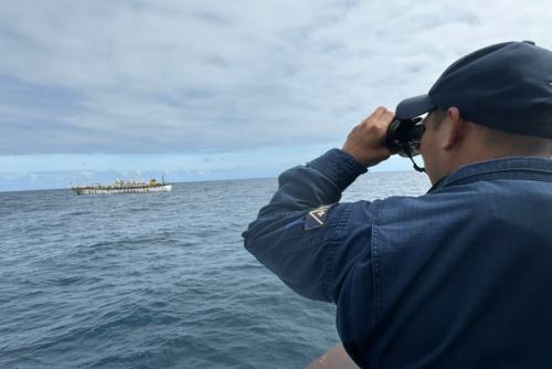 El monitoreo del mar peruano se complementa con el control con patrullajes marítimos y vuelos de exploración realizados por buques y aeronaves.