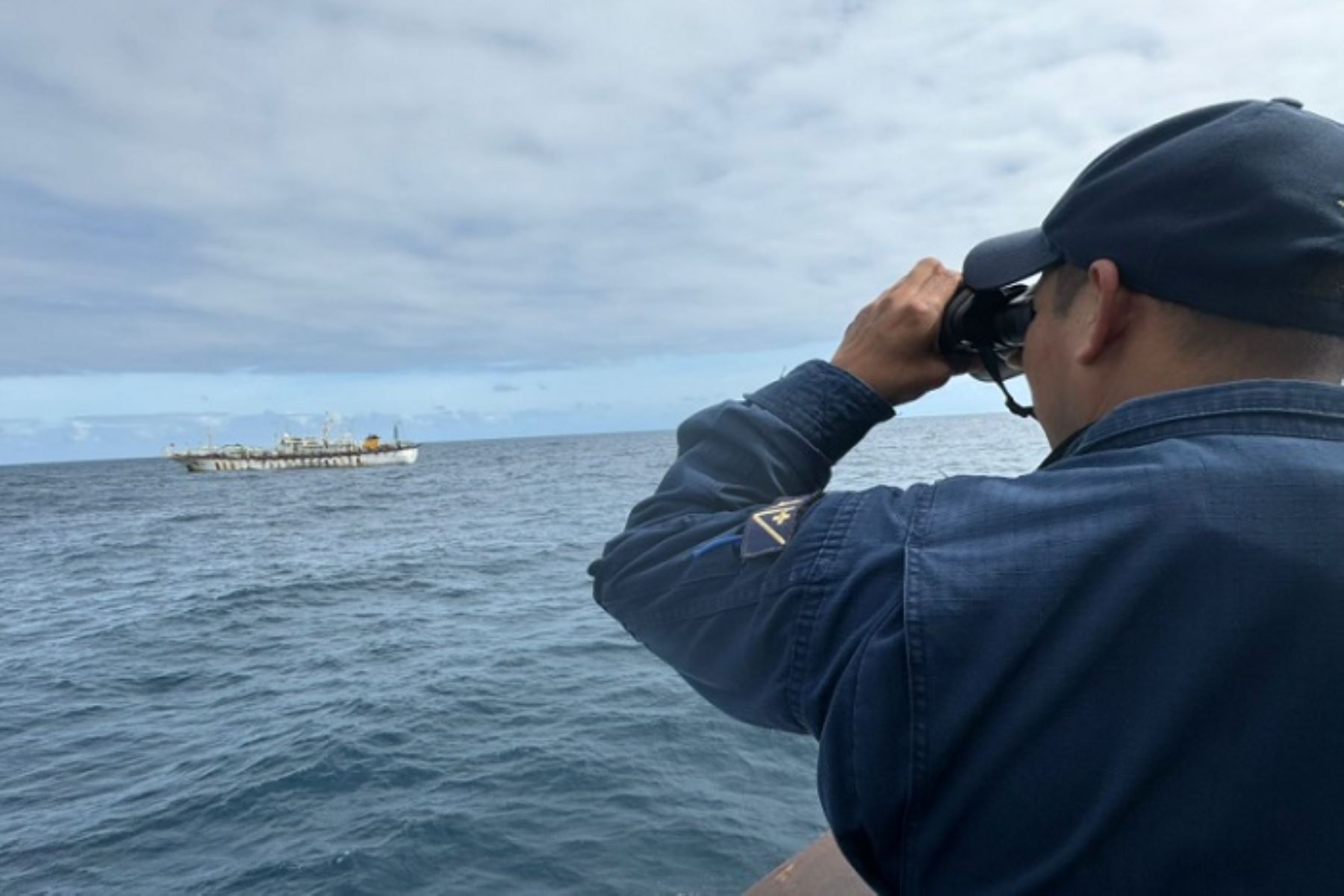 El monitoreo del mar peruano se complementa con el control con patrullajes marítimos y vuelos de exploración realizados por buques y aeronaves.