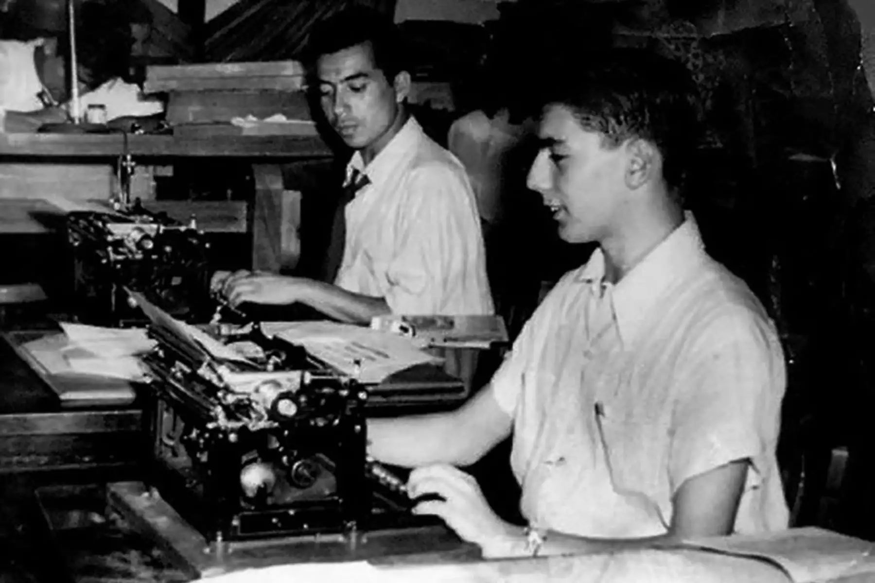 Lima - 1952 / Periodistas Carlos Ney Barrionuevo y Mario Vargas LLosa en la redacción del diario La Crónica. Foto: Libro Mario Vargas Llosa. Reportero a los quince años