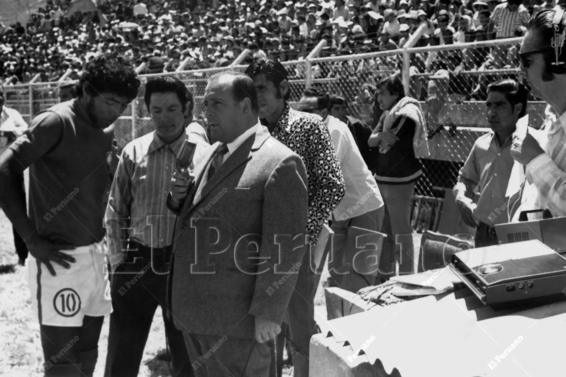 Cusco -  3 abril 1973 / Alfonso "Pocho" Rospigliosi, del diario La Crónica y director de Ovación, cubriendo el partido entre entre Cienciano y Deportivo Municipal. Foto: Archivo Histórico de El Peruano