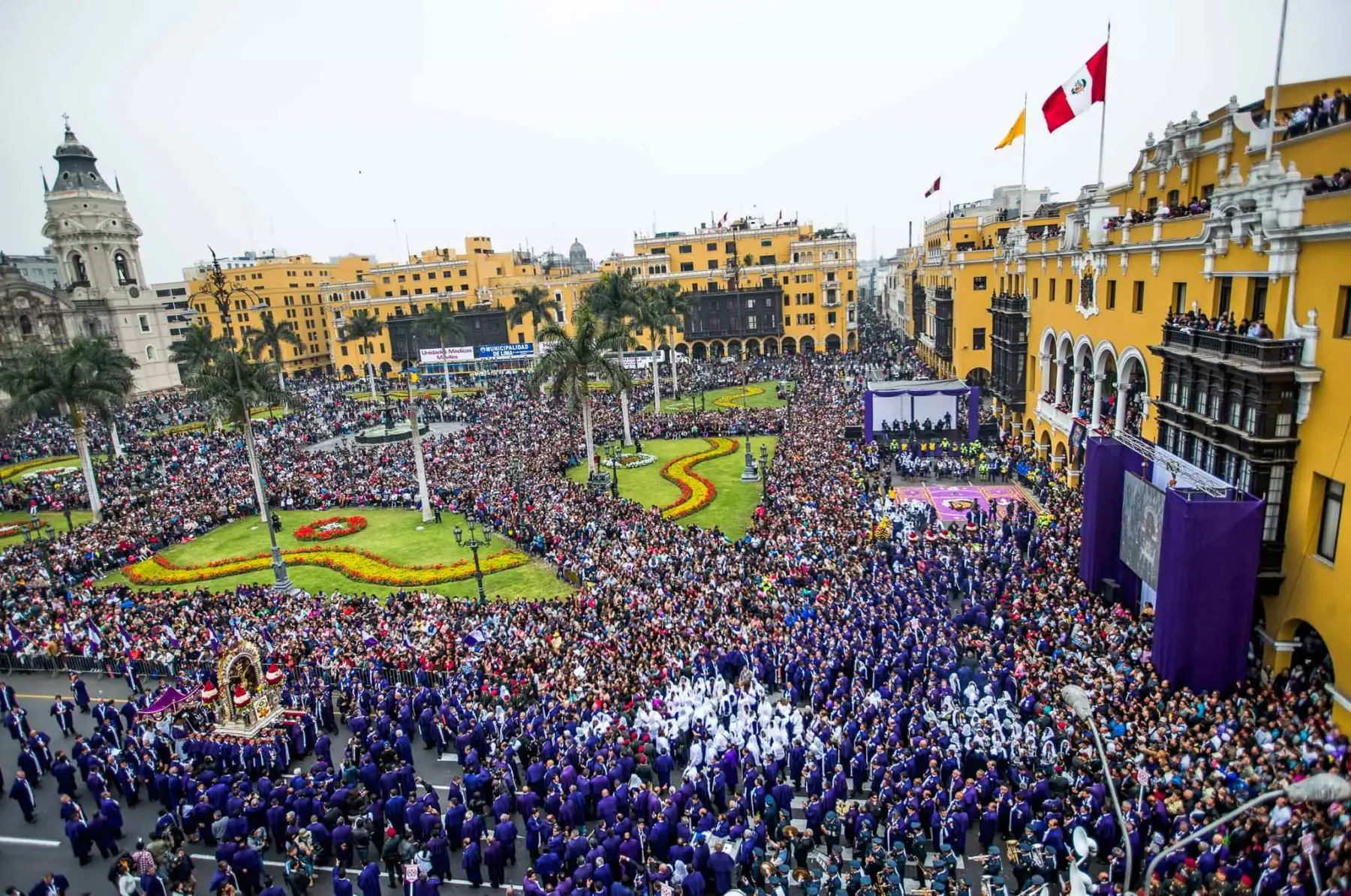 El viernes 18 de octubre, el Señor de los Milagros recorrerá la avenida Tacna, jirón Ica, jirón de la Unión ingresando a la Plaza de Armas para los homenajes de la Municipalidad Metropolitana de Lima, Palacio de Gobierno y Palacio Arzobispal continuando por el jirón Carabaya, jirón Ucayali, avenida Abancay, jirón Junín, jirón Huanta, jirón Ancash, jirón Manuel Pardo, jirón Junín hasta la Iglesia del Carmen de Lima, donde pernoctará. Foto: ANDINA/ Carlos Lezama Villantoy