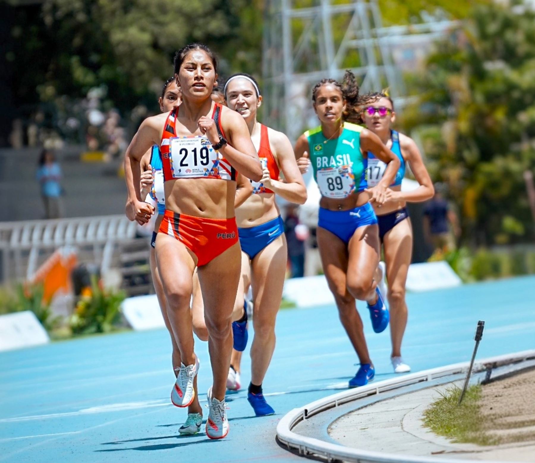 Anita Poma ganó la medalla de oro en los 1500 metros planos