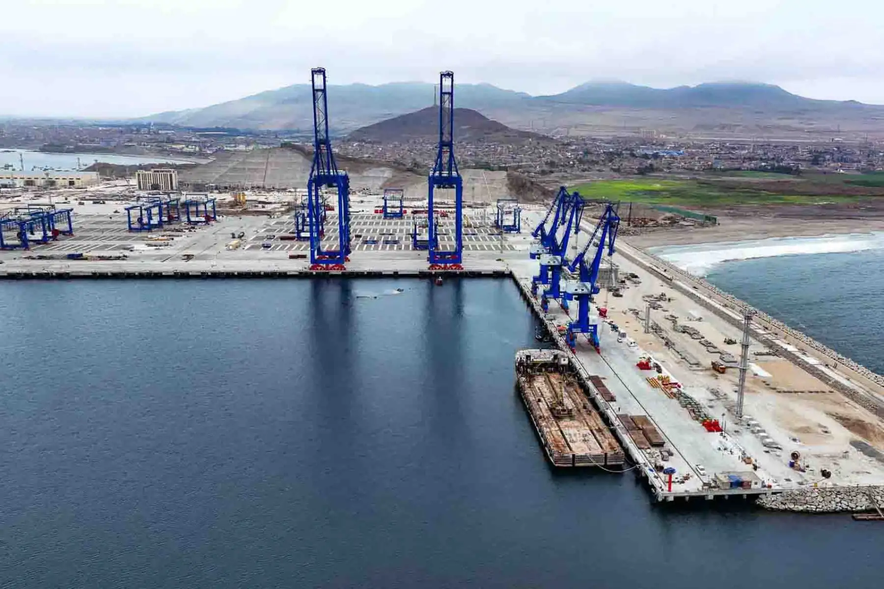 Las obras del megapuerto de Chancay han alcanzado un avance del 93 %, y ya recibió una nave con 1,700 contenedores vacíos para las pruebas operacionales. Foto: ANDINA/ Daniel Bracamonte