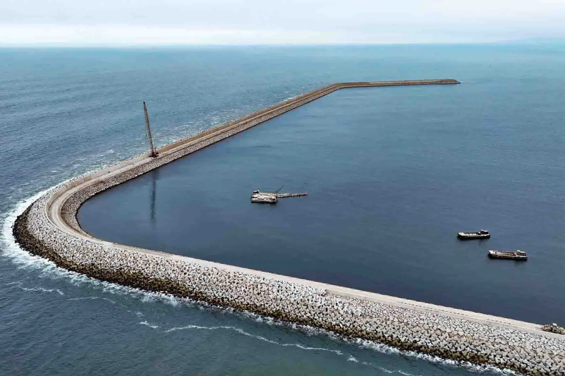 La semana pasada en el megapuerto de Chancay recibieron una nave con 1,700 contenedores, vacíos, y con ello se han iniciado las pruebas de comisionamiento con carga, las pruebas de testeo, tanto de las grúas de muelle, como de los carritos eléctricos no tripulados y las grúas de patio. . Foto: ANDINA/ Daniel Bracamonte