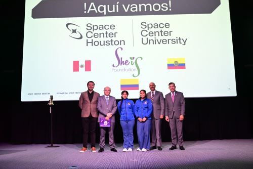 El 29 de setiembre Alexandra Castro (Talara) y Luana López (Iquitos) despegaron de Lima rumbo al Centro Espacial Houston de la NASA para cumplir uno de sus más anhelados sueños: conocer el trabajo que se realiza en  NASA, una de las agencias espaciales más importantes del mundo.