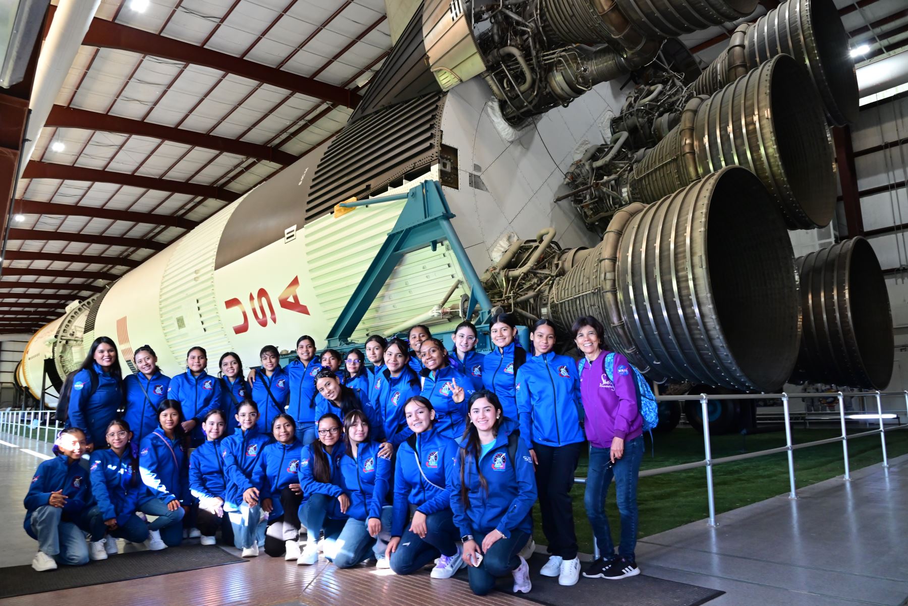 El 29 de setiembre Alexandra Castro (Talara) y Luana López (Iquitos) despegaron de Lima rumbo al Centro Espacial Houston de la NASA para cumplir uno de sus más anhelados sueños: conocer el trabajo que se realiza en  NASA, una de las agencias espaciales más importantes del mundo.