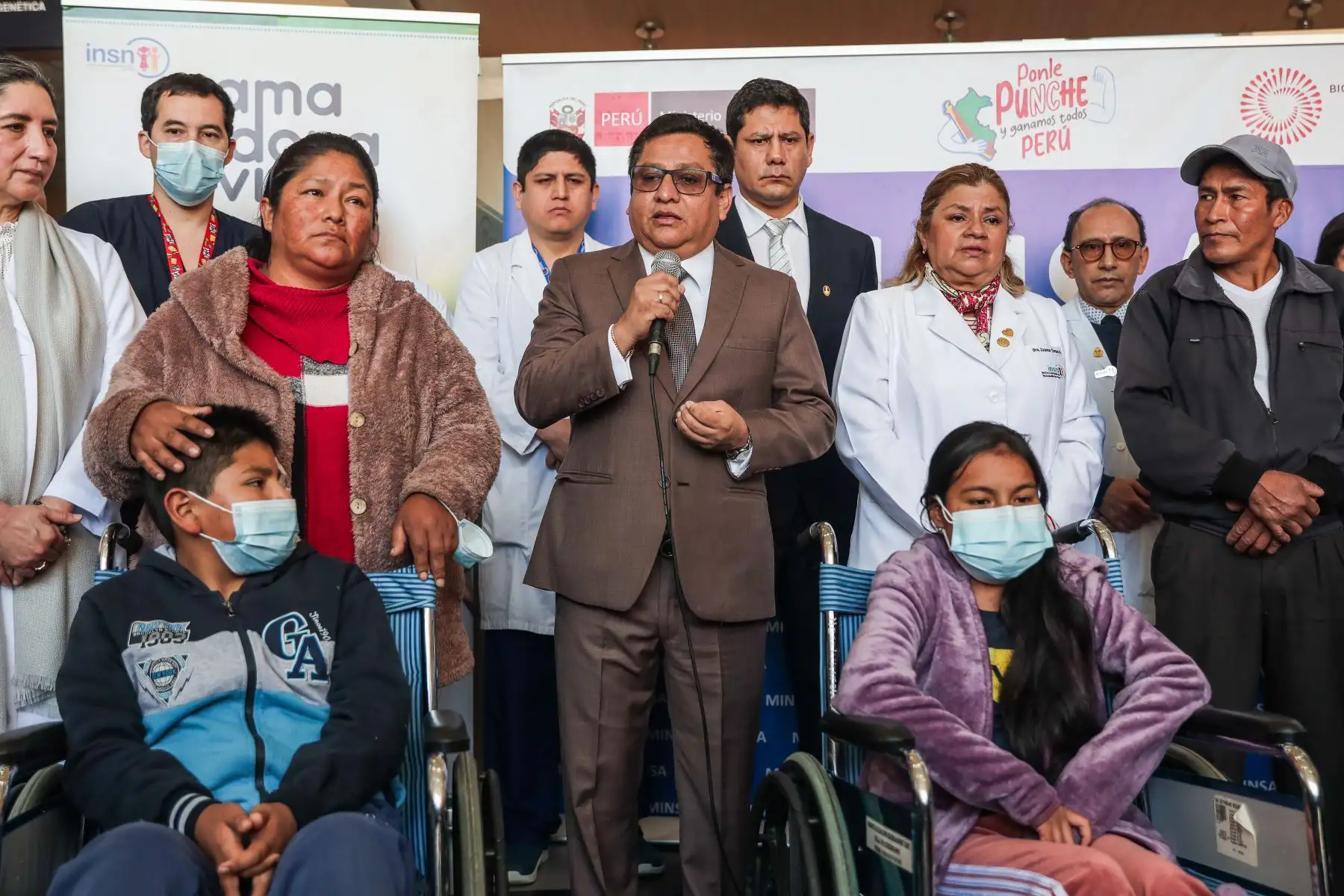 “Estoy muy agradecido con la familia que donó los órganos para mi hija, no tengo palabras, le salvaron la vida. Gracias a todos los médicos, enfermeras, técnicas y a todo el personal de salud”, dijo Mauricio Asto, padre de Irma A.R que esta  salió de alta en medio de la alegría del Ministro de Salud, César Vásquez: la directora general del INSN San Borja, Zulema Tomás y de todo el personal de salud que hizo posible su recuperación. Foto: ANDINA/ Connie Calderon
