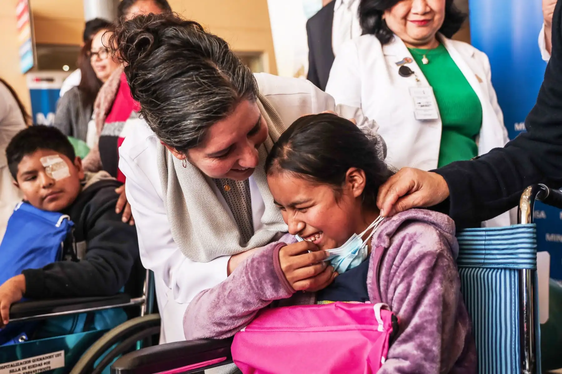 Dos menores Luis (10), de Arequipa y Yoser (17), de Cusco también salieron de alta junto a Irma. Ambos fueron sometidos a trasplantes de córnea lo que les ha permitido recobrar la visión. Foto: ANDINA/ Connie Calderon