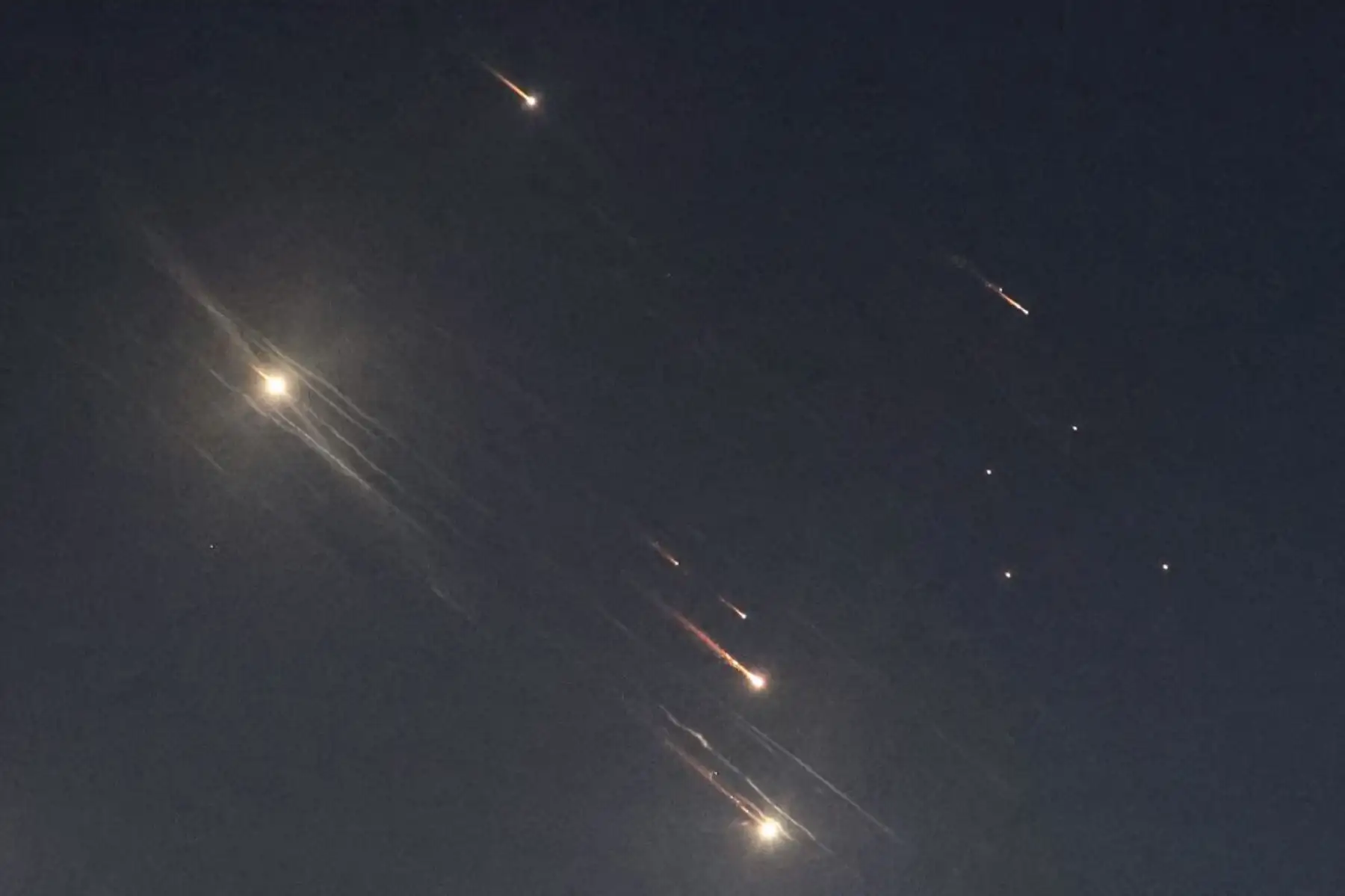 Esta imagen muestra proyectiles interceptados por Israel sobre Tel Aviv el 1 de octubre de 2024. Las sirenas de ataque aéreo sonaron en el centro de Israel el 1 de octubre, dijo el ejército, un día después de que el ejército lanzara operaciones terrestres en el sur del Líbano contra posiciones de Hezbolá. Foto: AFP