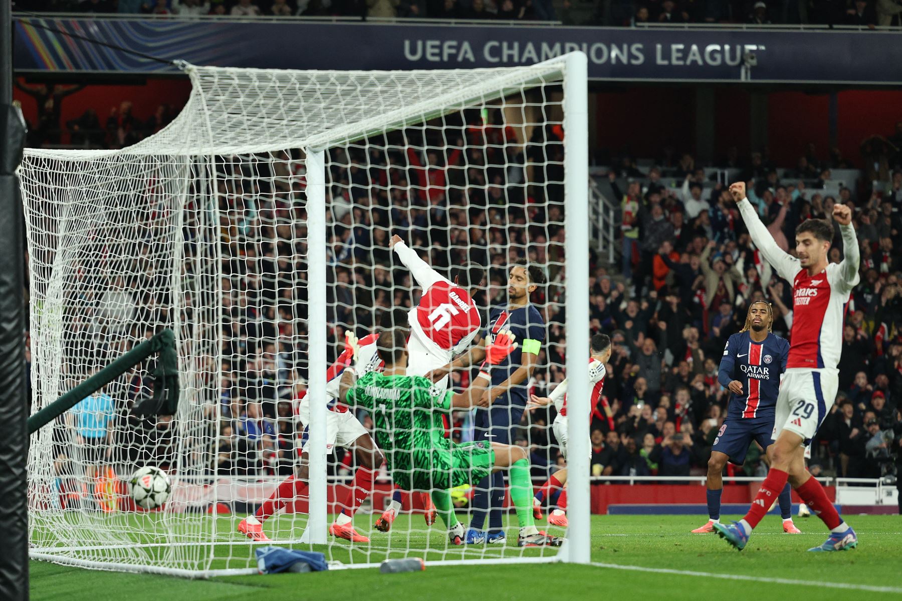 El Arsenal demostró estar más hecho para las grandes noches europeas que el Paris Saint Germain y el equipo de Mikel Arteta superó al de Luis Enrique con los goles de Kai Havertz y Bukayo Saka (2-0) en una mala actuación de Gianluigi Donnarumma, culpable de los dos tantos del Arsenal. Fotos: AFP